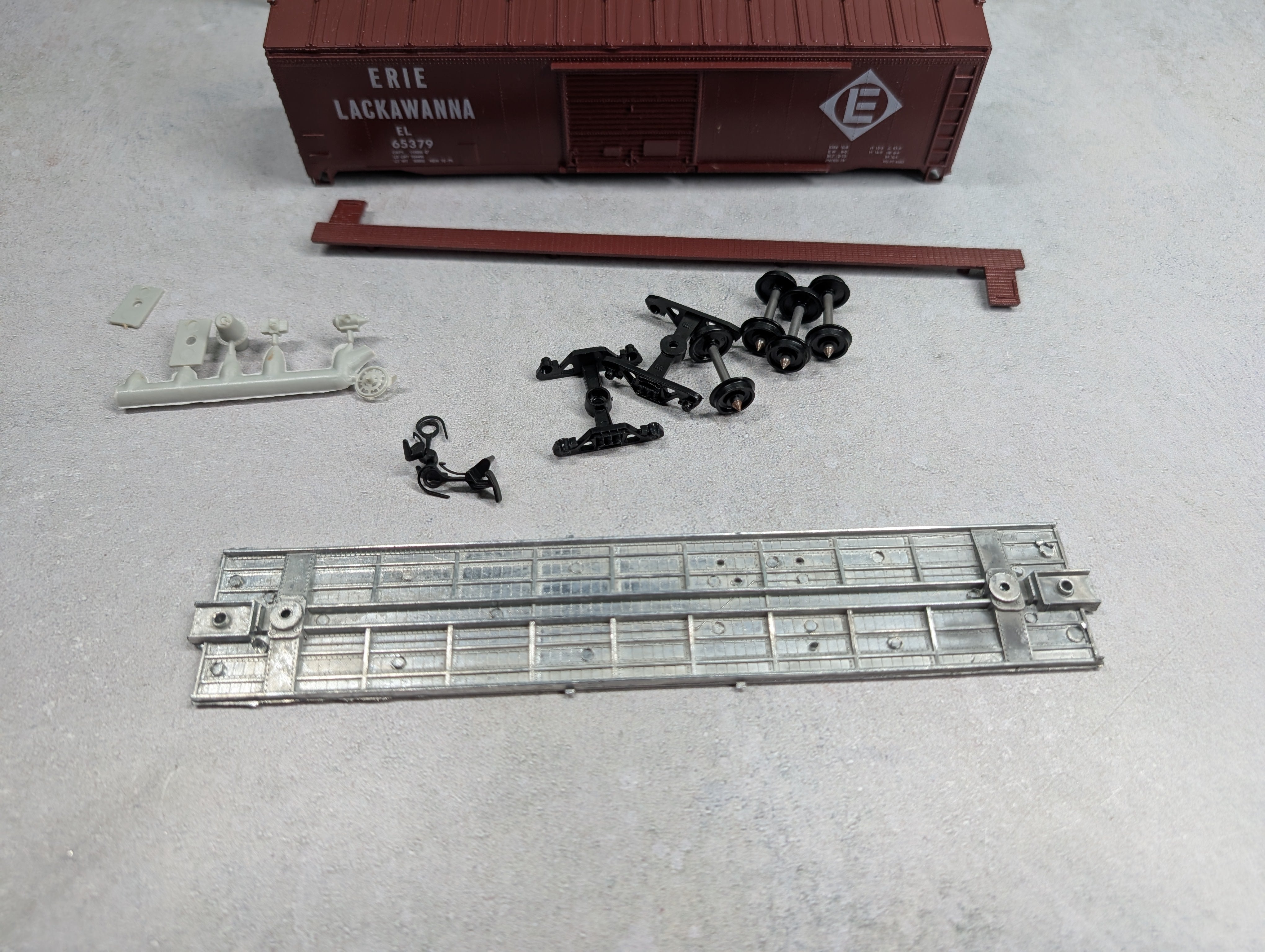 USED Roundhouse HO Scale 50' Box Car Erie Lackawanna EL #65379 KIT