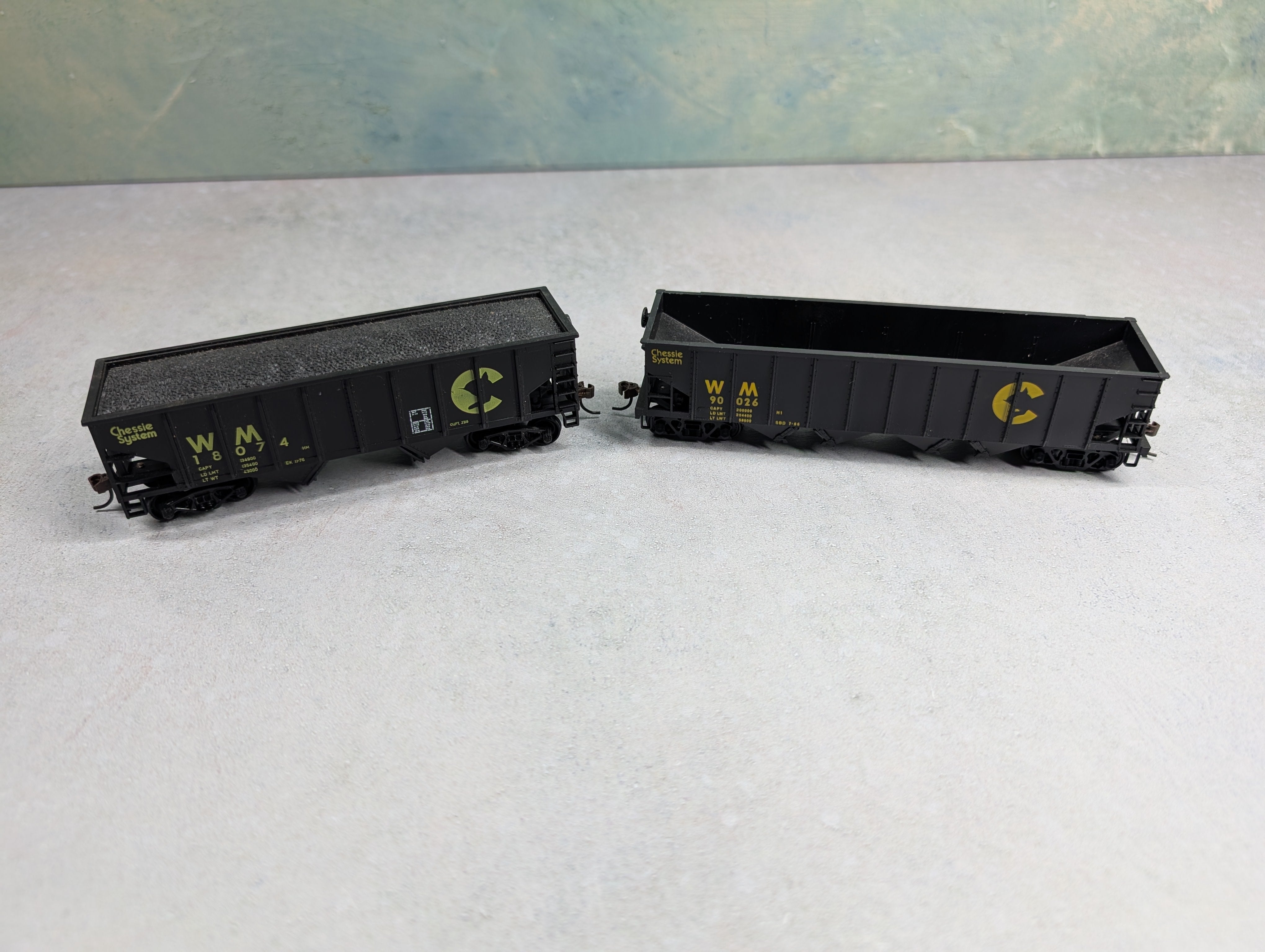 USED Bowser HO Scale Open Hoppers Chessie System WM #18074, 90026 (2 pcs)