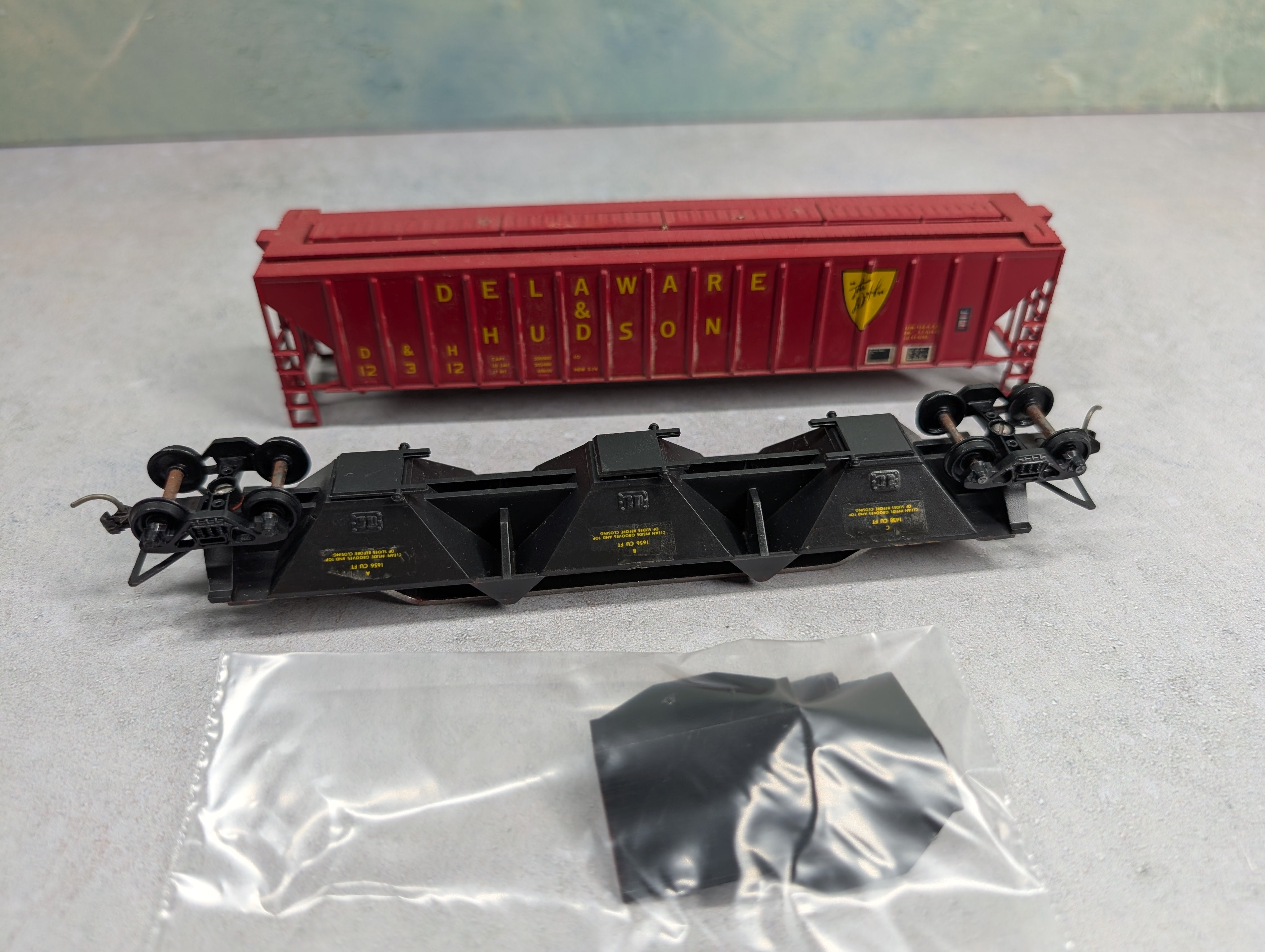 USED Athearn HO Scale Covered Hopper Delaware and Hudson DH #12312 Decal