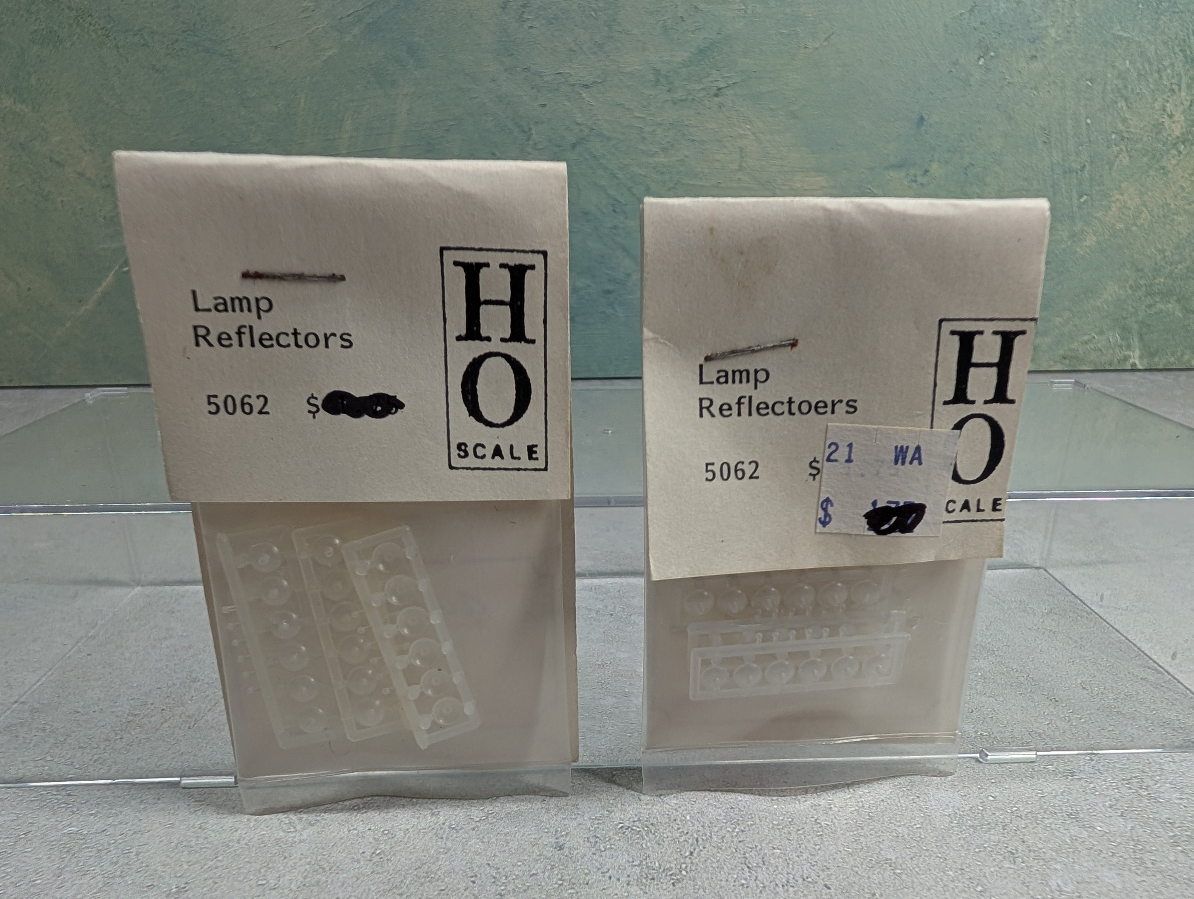 Grandt Line 5062 HO Scale Lamp Reflectors (32 pcs)