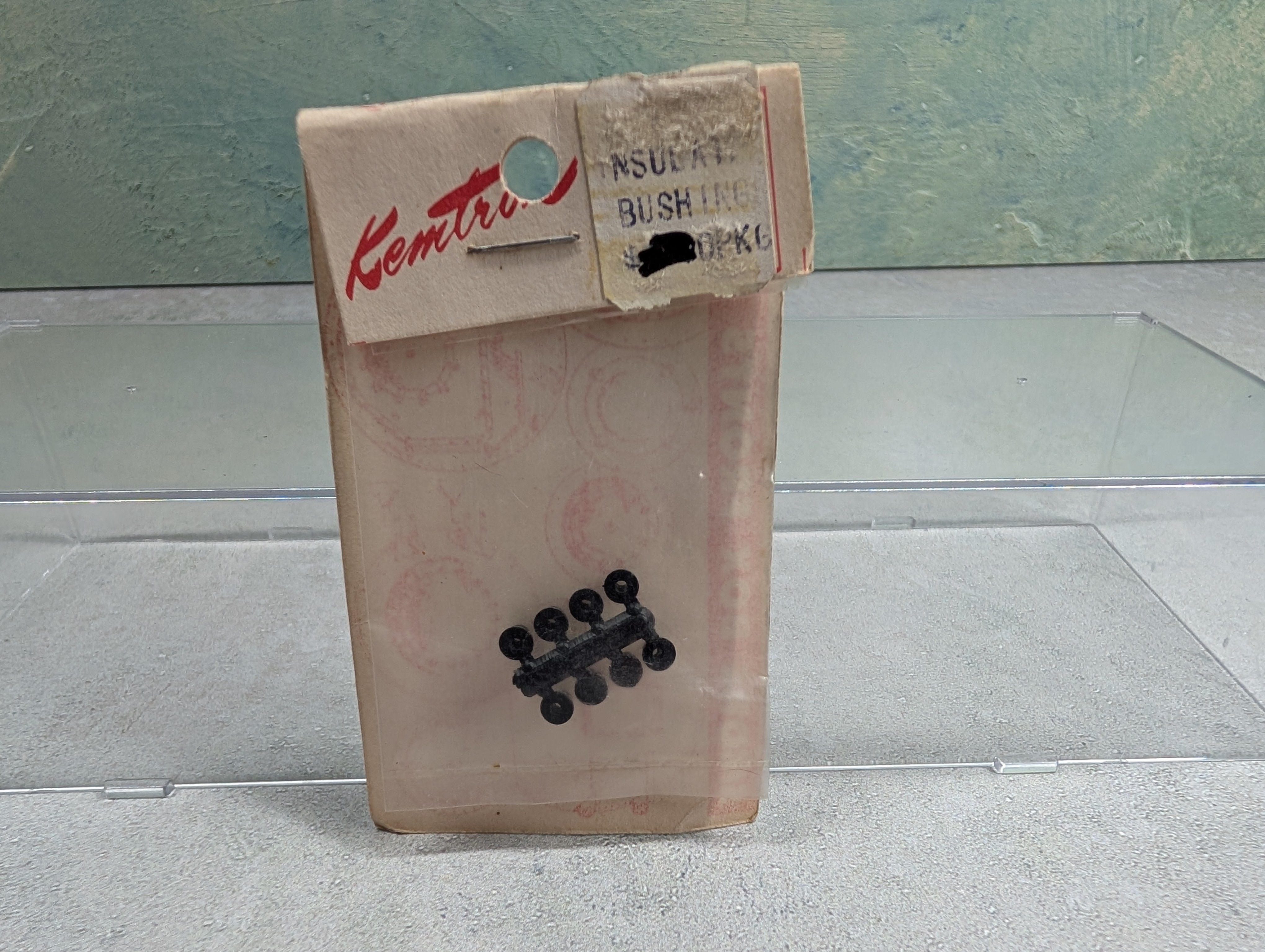 Kemtron HO Scale Insulated Bushings (8 pcs)