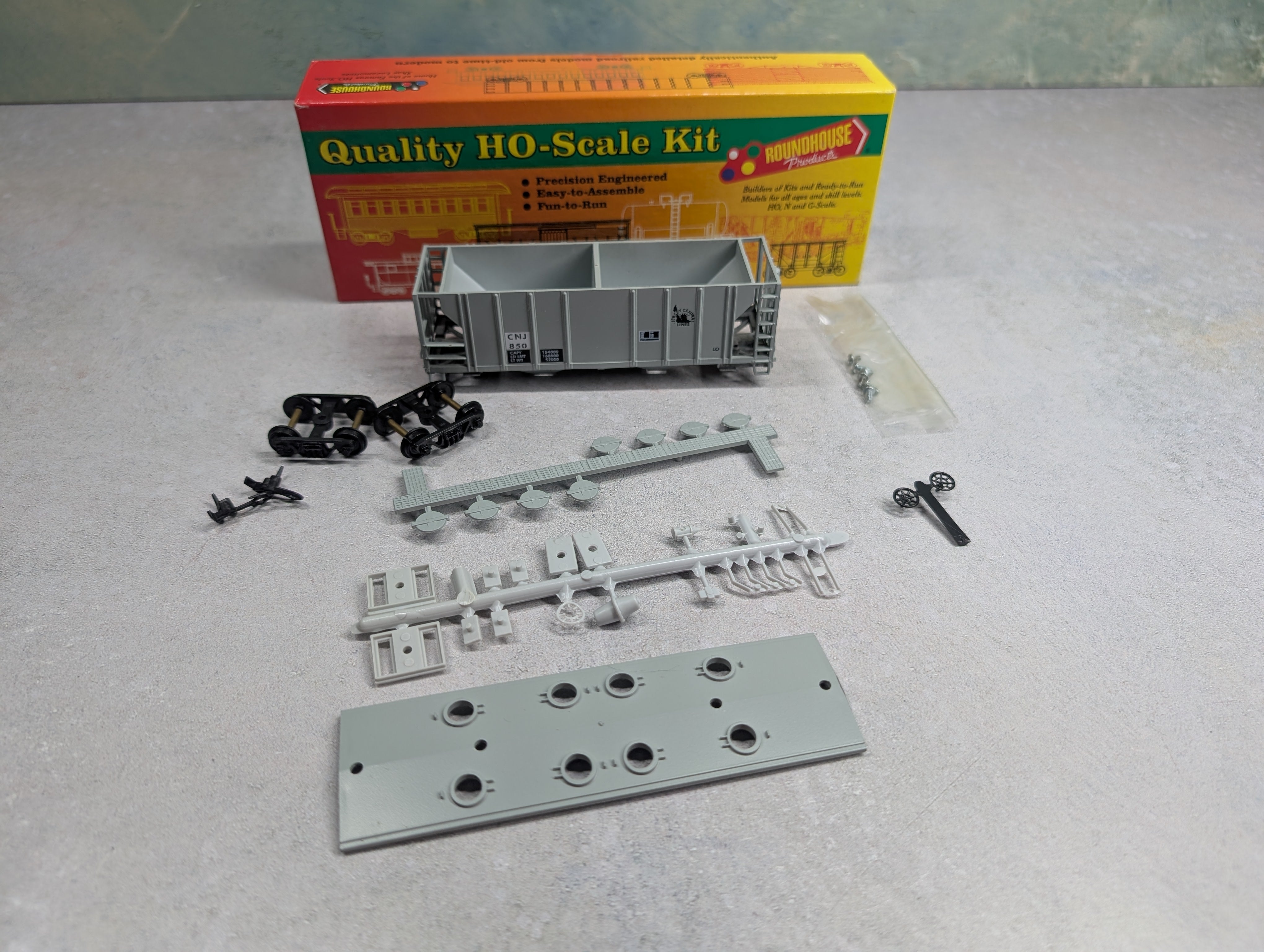 USED Roundhouse 2073 HO Scale 2 Bay Covered Hopper Jersey Central CNJ #850 KIT