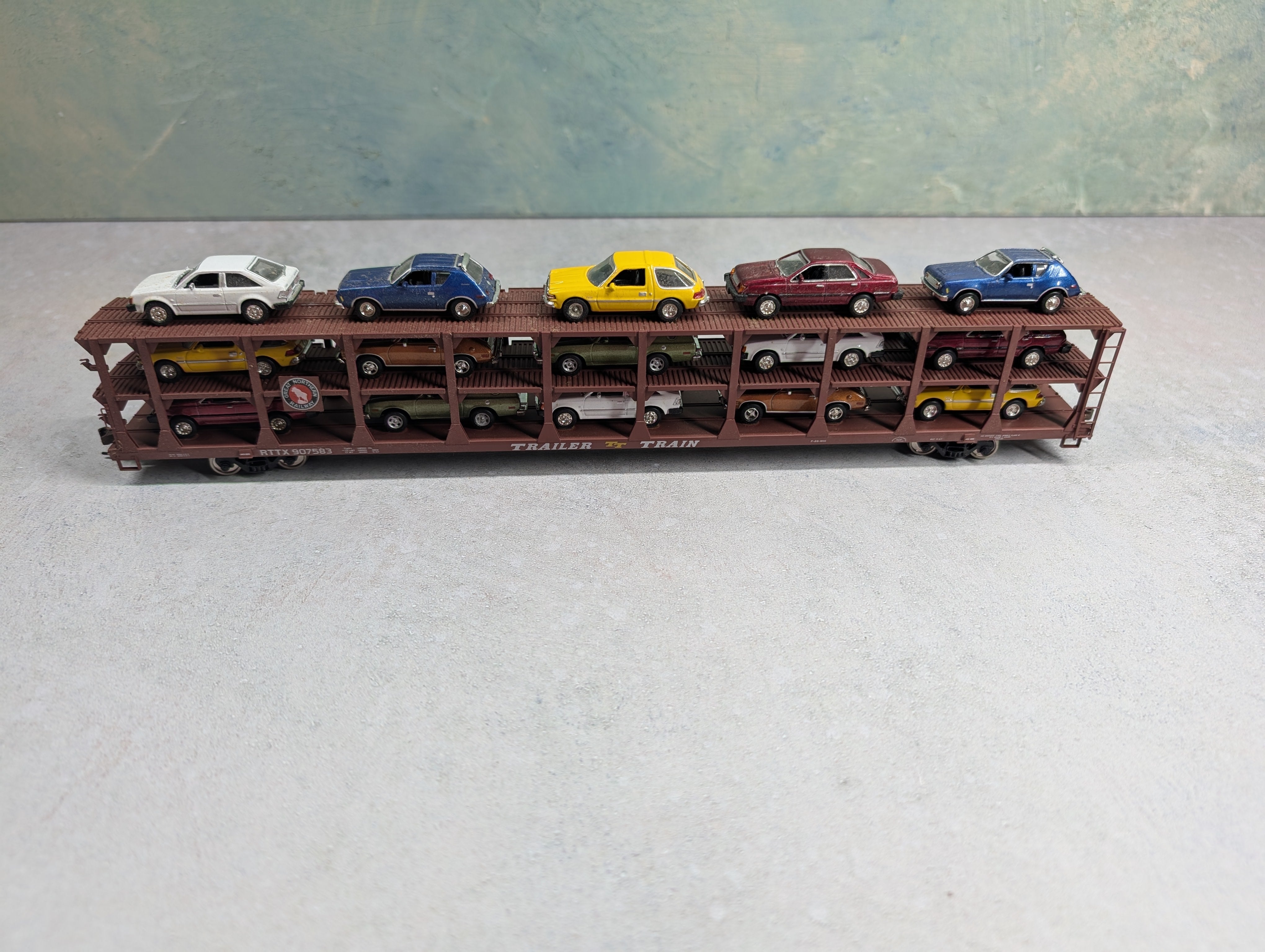 USED Accurail HO Scale Tri Level Auto Carrier w/ 15 Vehicles Great Northern RTTX #907583