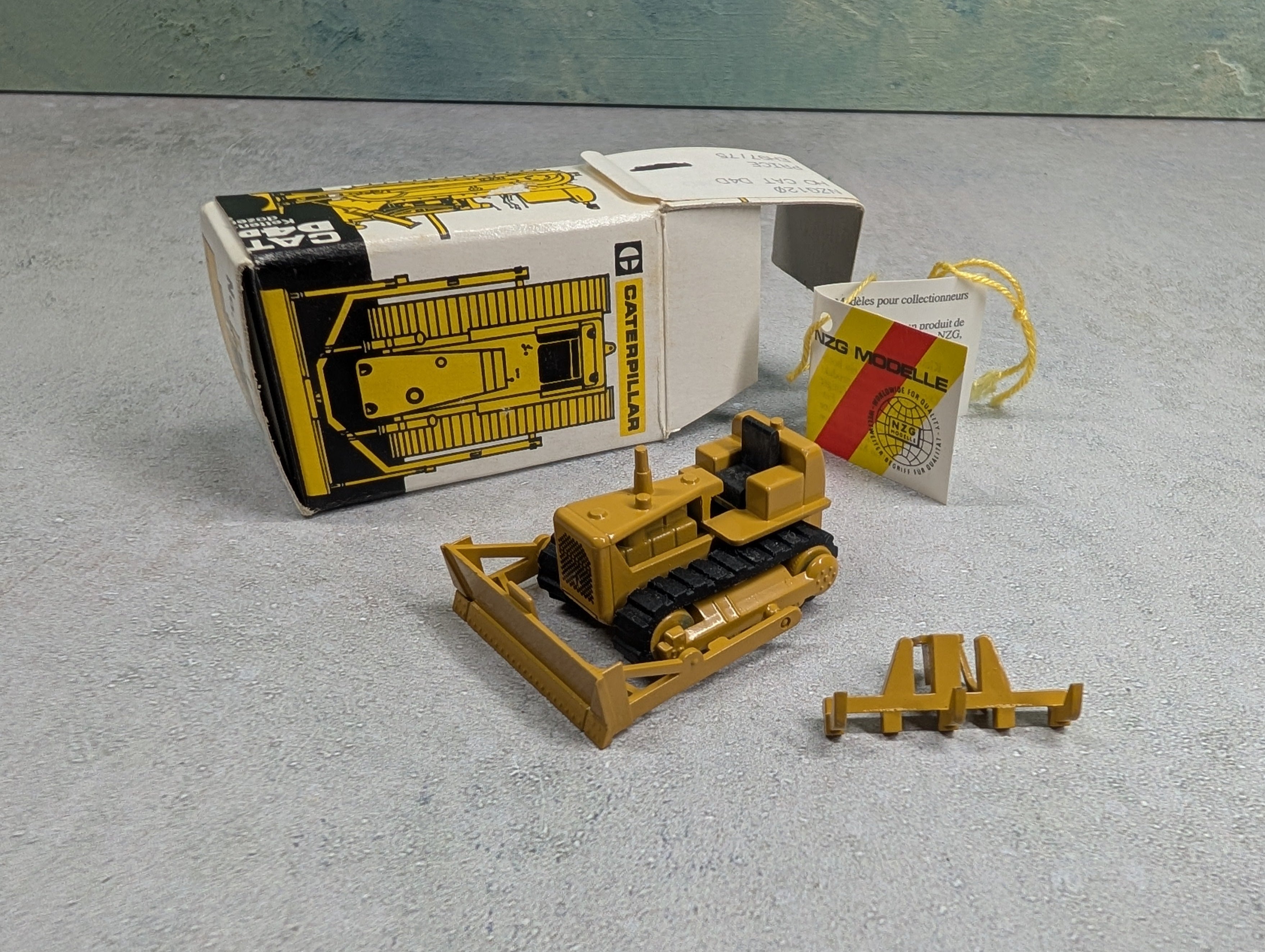 NZG NZG120 HO Scale CAT D4D Ketten Dozer