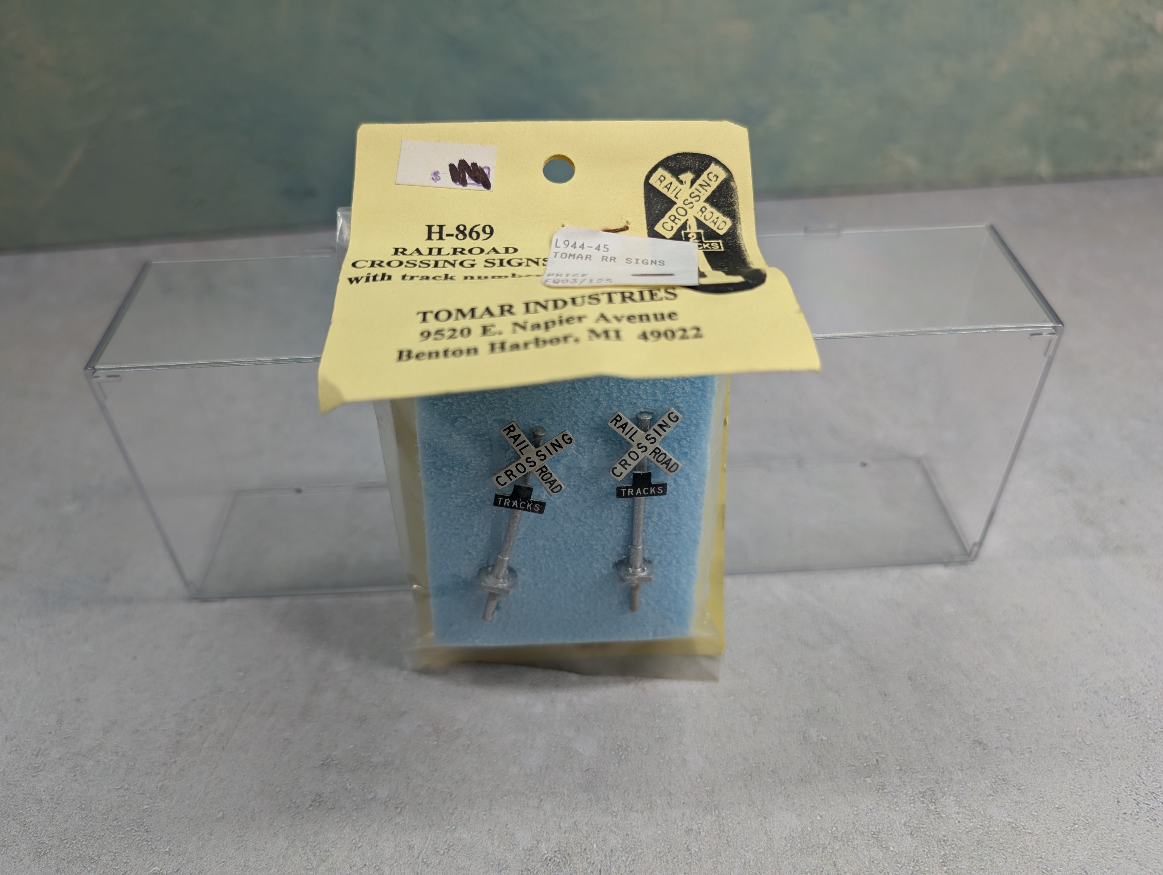 Tomar Industries H869 HO Scale Railroad Crossing Signs