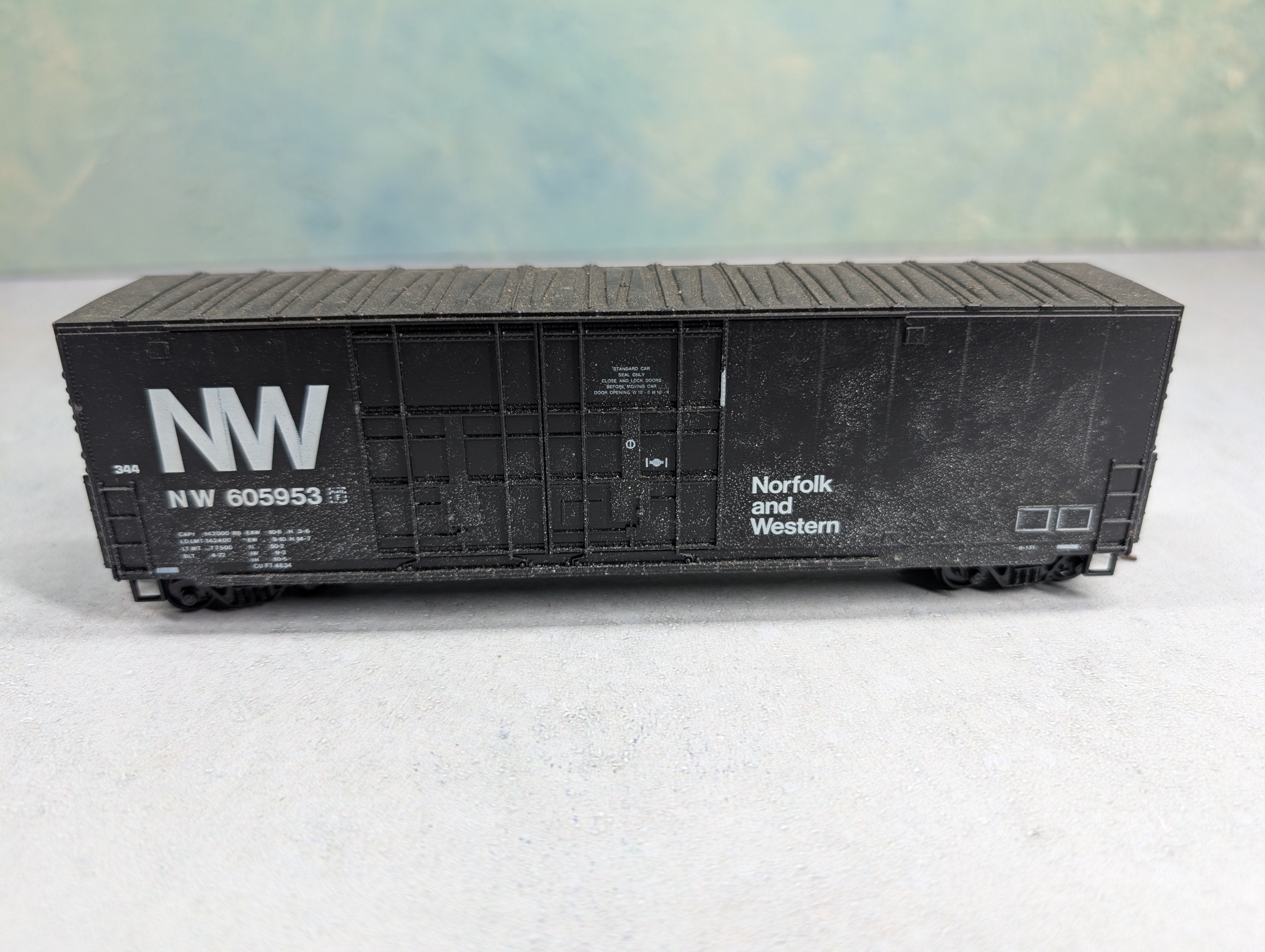 USED Roundhouse HO Scale 50' HI-Cube Box Car Norfolk & Western NW #605953 Weathered