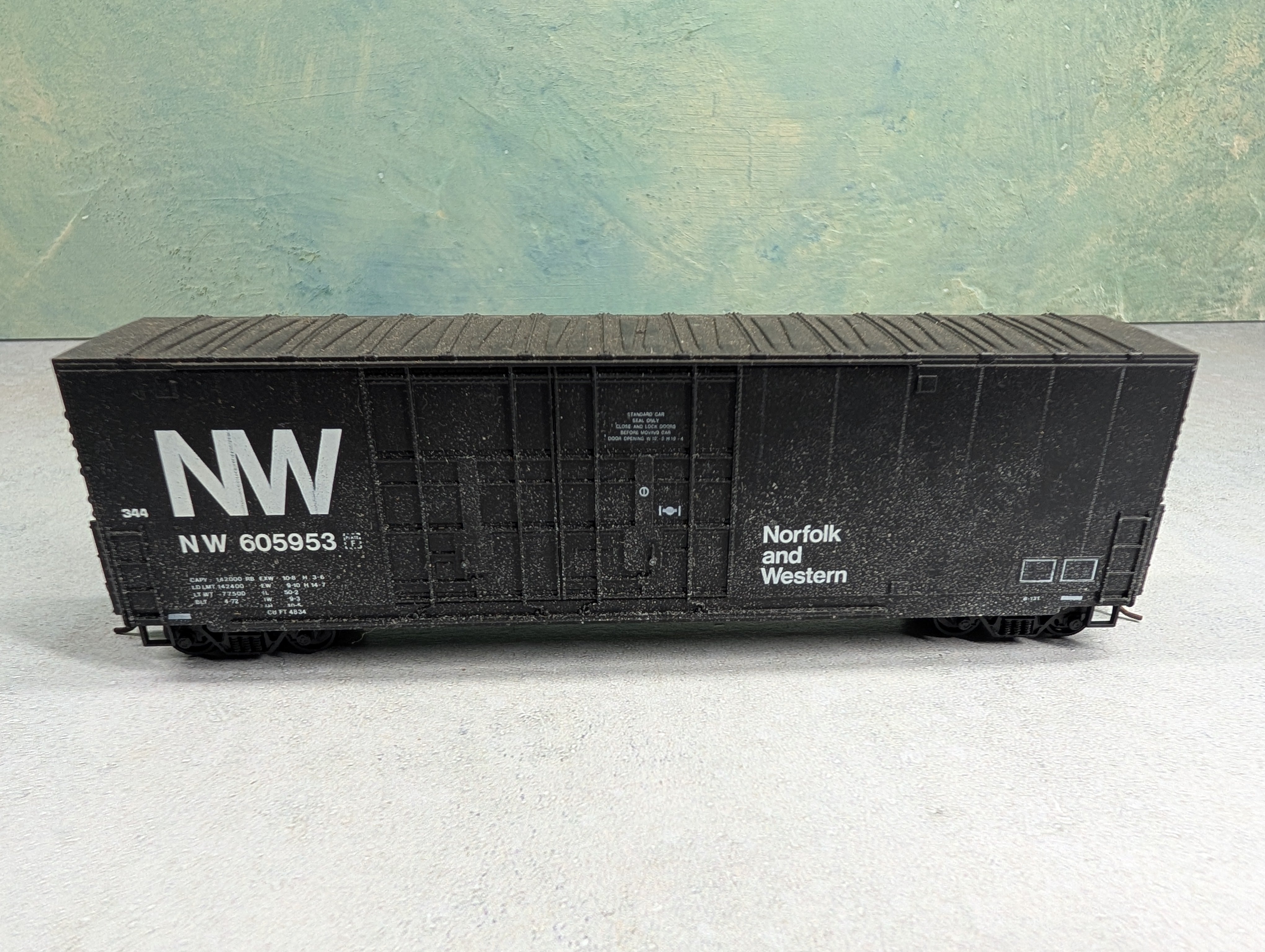 USED Roundhouse HO Scale 50' HI-Cube Box Car Norfolk & Western NW #605953 Weathered