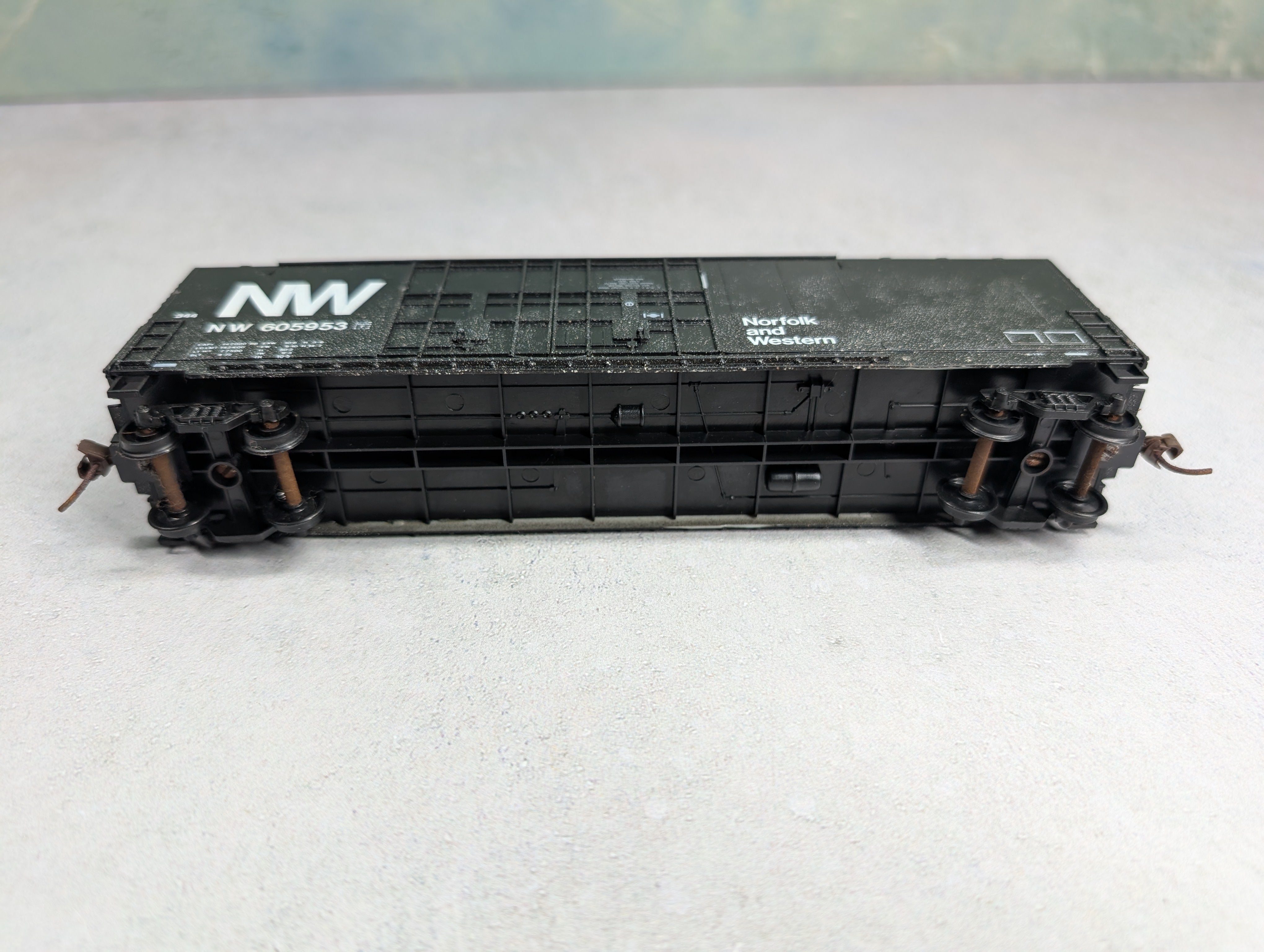 USED Roundhouse HO Scale 50' HI-Cube Box Car Norfolk & Western NW #605953 Weathered