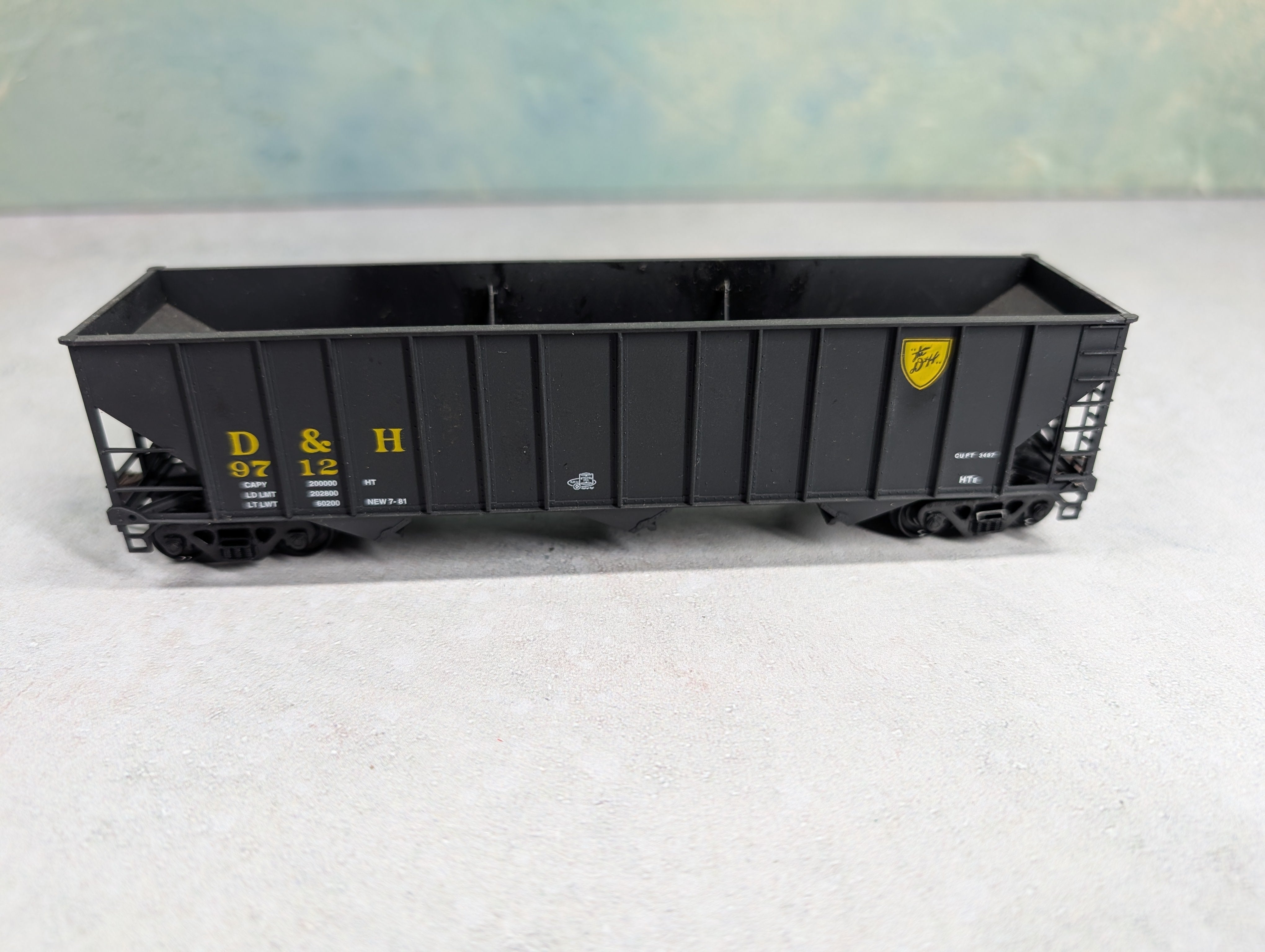 USED Bowser HO Scale 3 Bay Open Hopper Delaware and Hudson D&H #9712