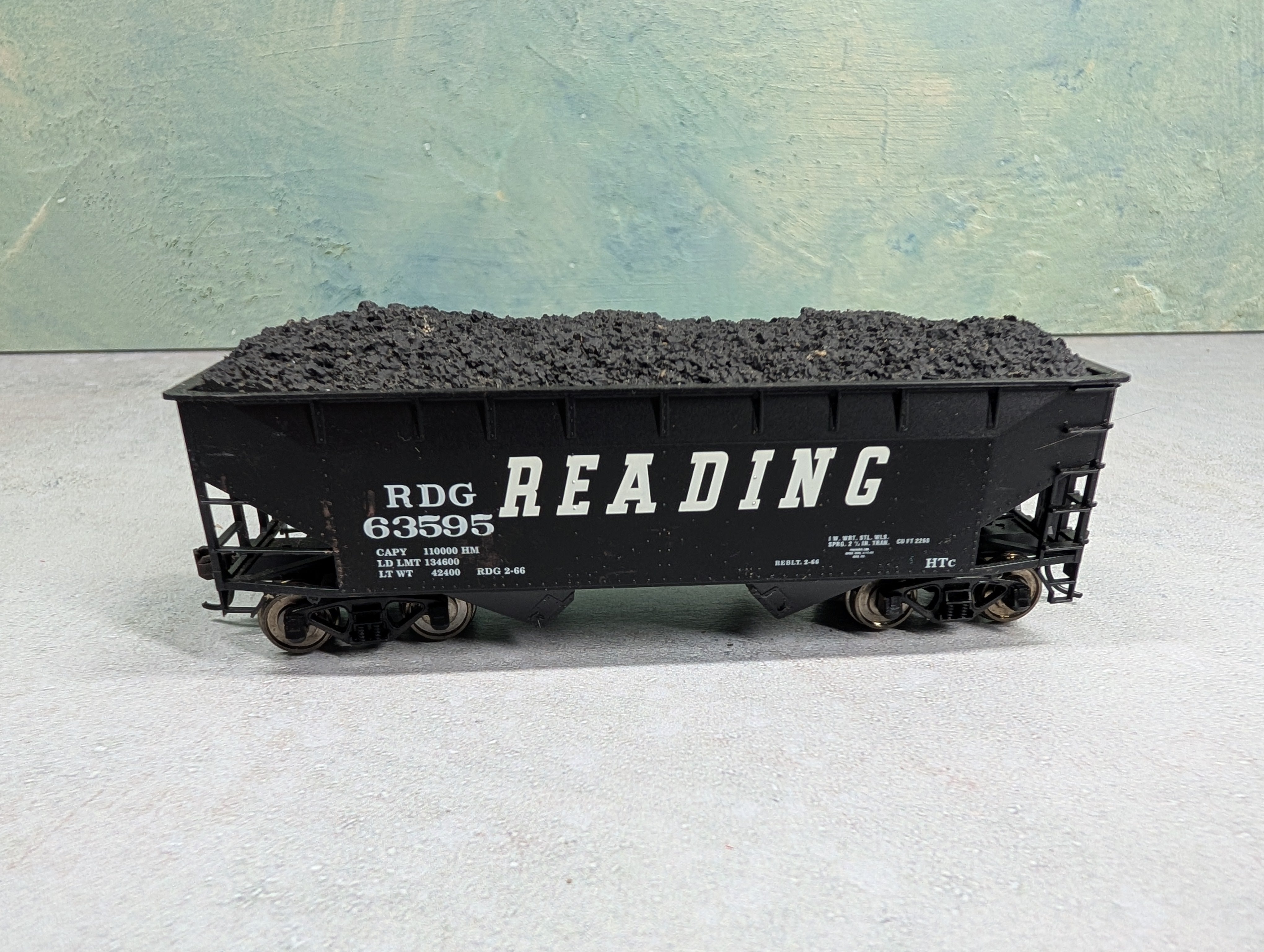 USED Atlas HO Scale 2 Bay Hopper Reading RDG #63595 w/ Coal Load