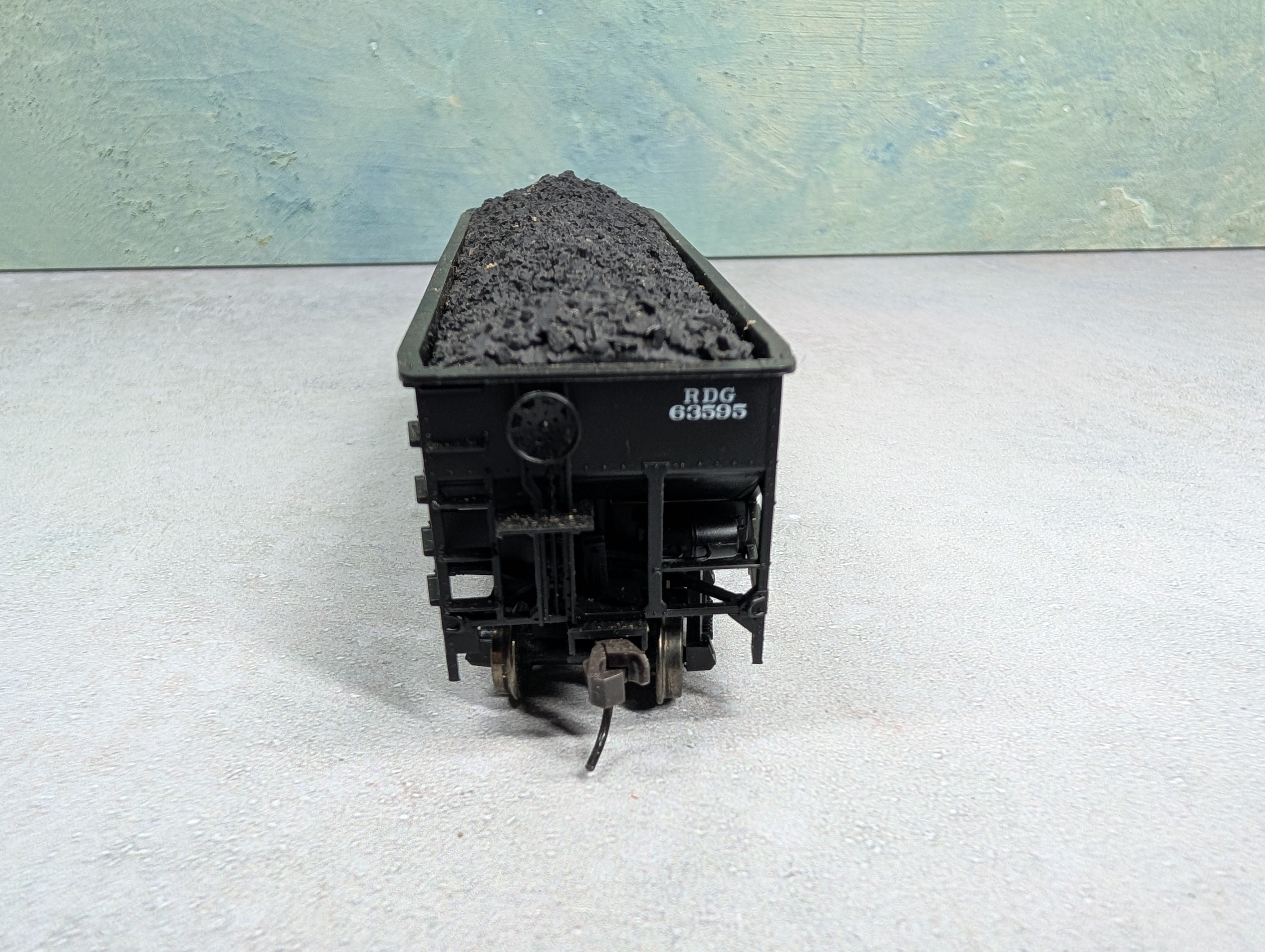 USED Atlas HO Scale 2 Bay Hopper Reading RDG #63595 w/ Coal Load