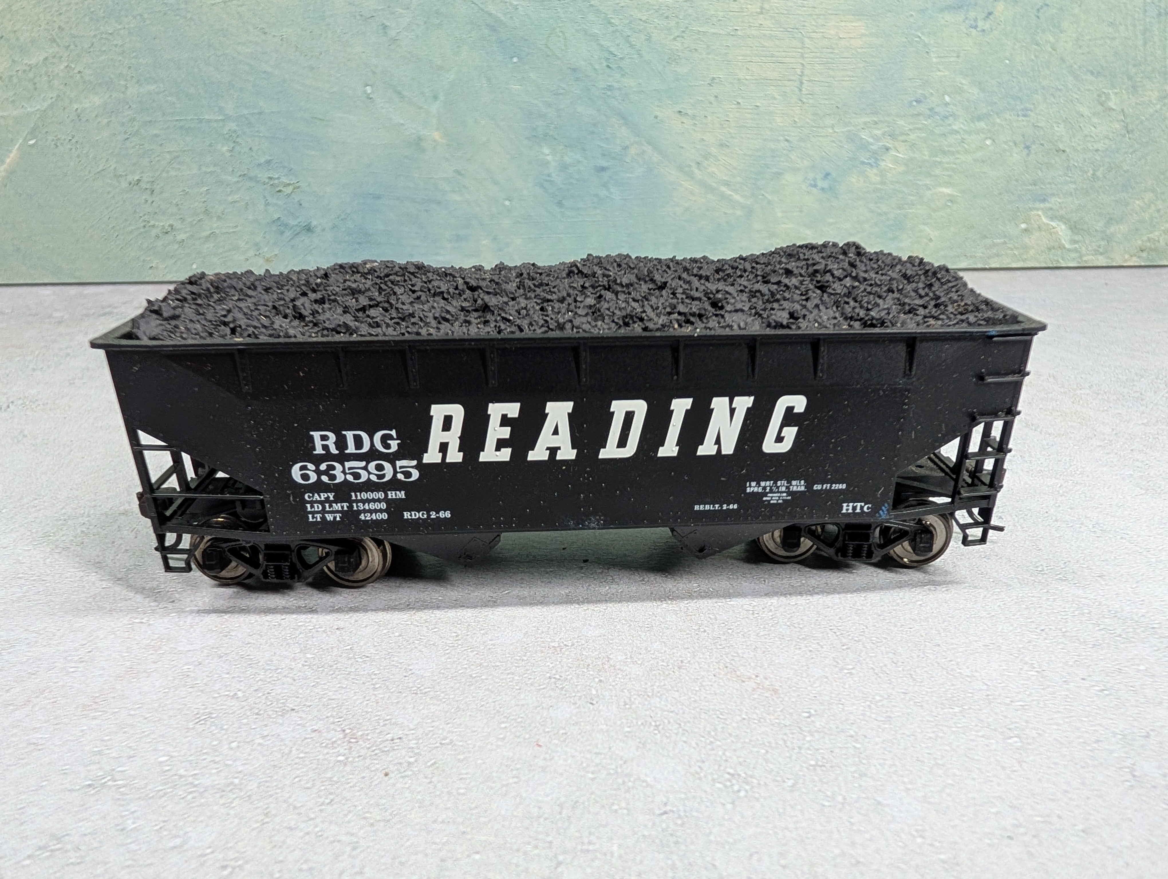USED Atlas HO Scale 2 Bay Hopper Reading RDG #63595 w/ Coal Load