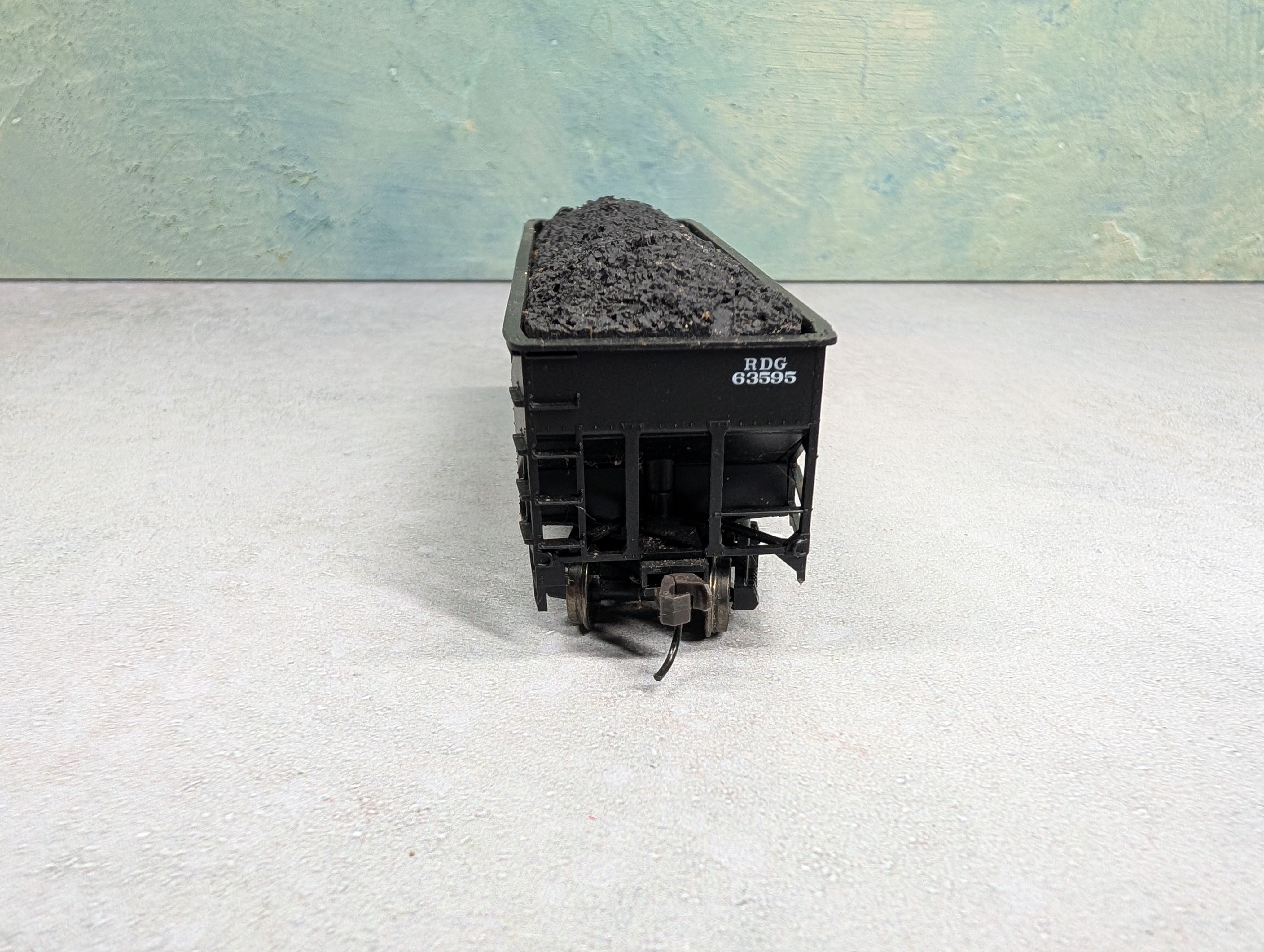 USED Atlas HO Scale 2 Bay Hopper Reading RDG #63595 w/ Coal Load