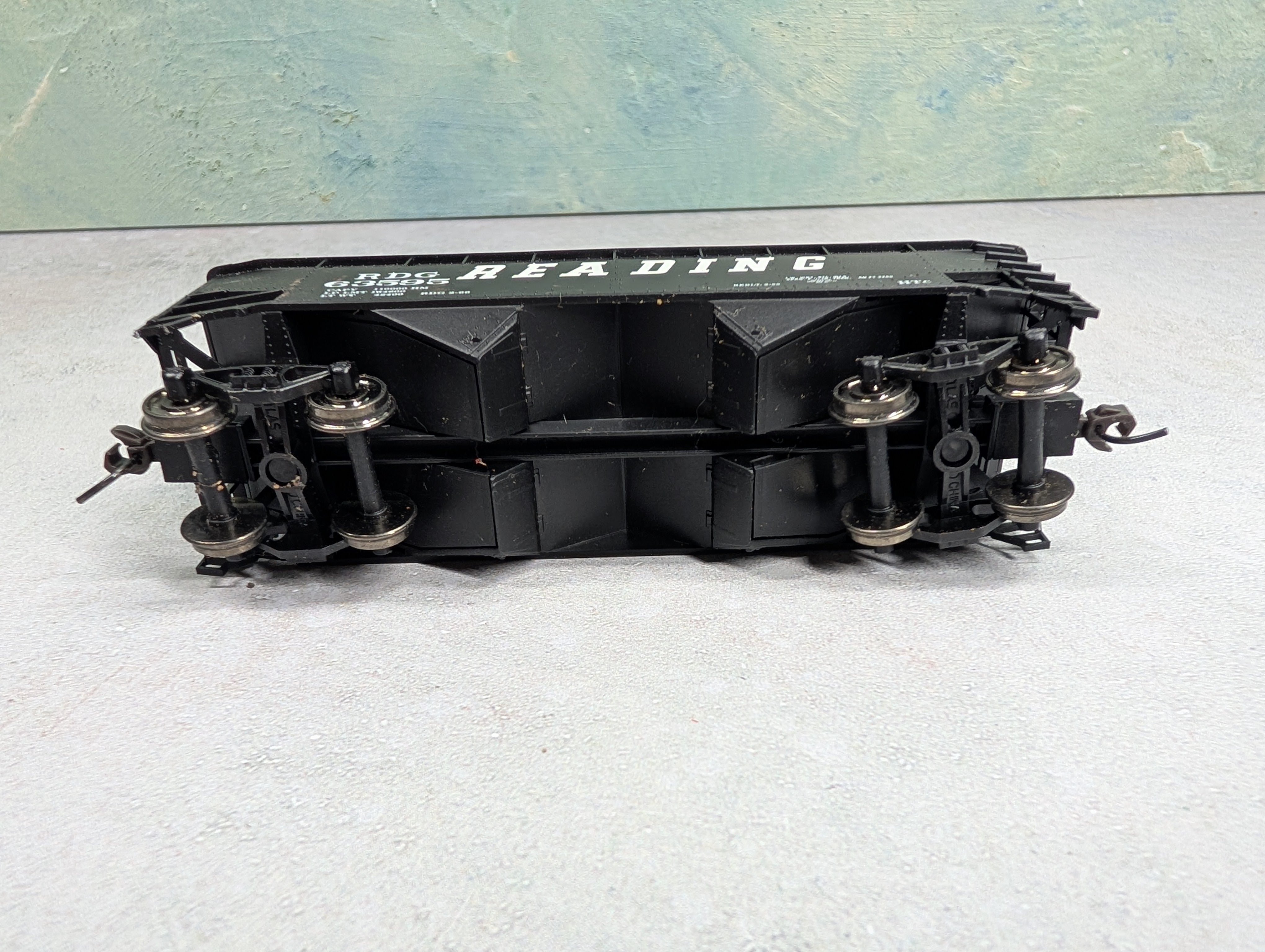 USED Atlas HO Scale 2 Bay Hopper Reading RDG #63595 w/ Coal Load