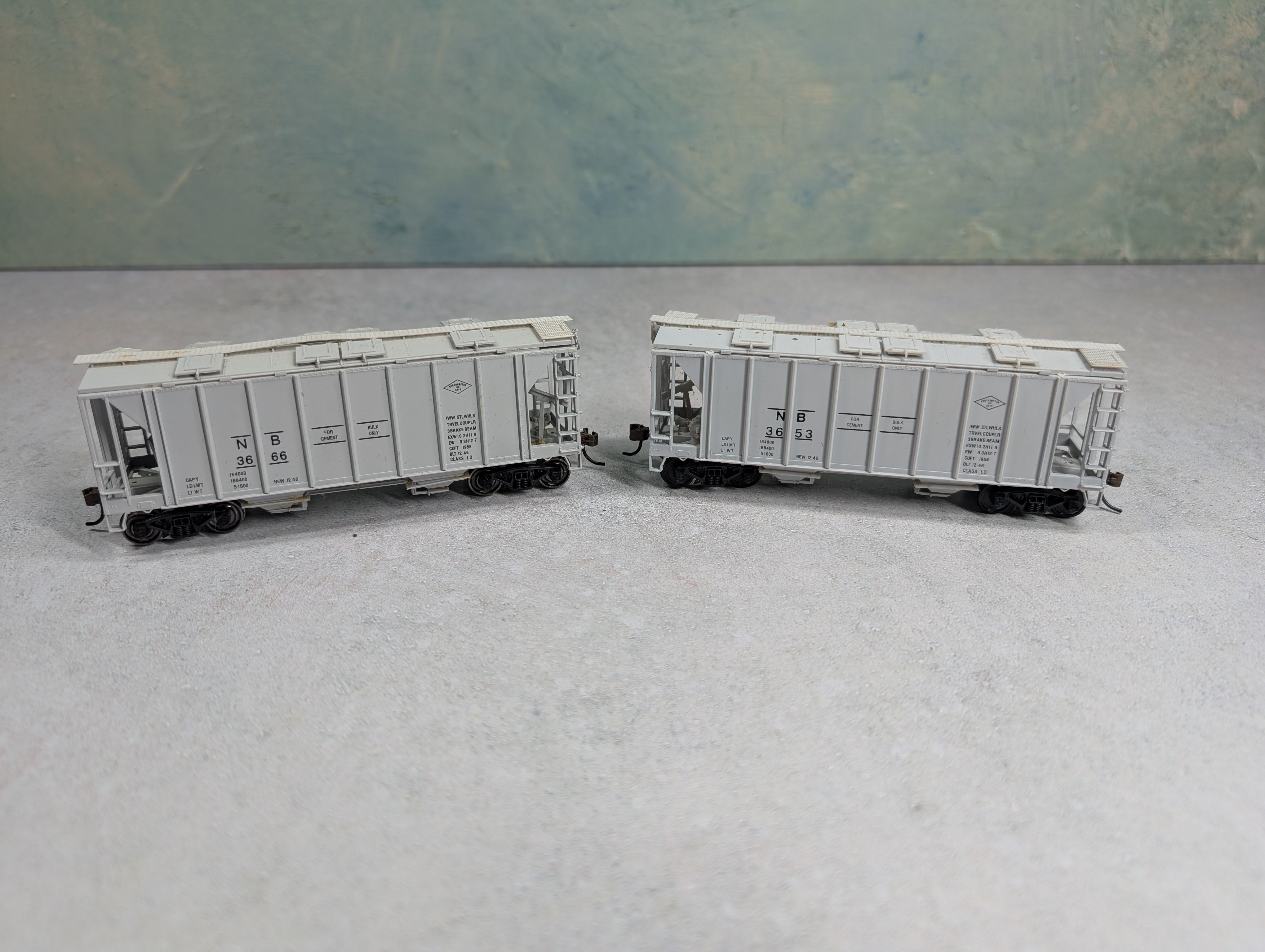 USED Bowser HO Scale Covered Hoppers Northampton and Bath NB #3666, 3653 (2 pcs)