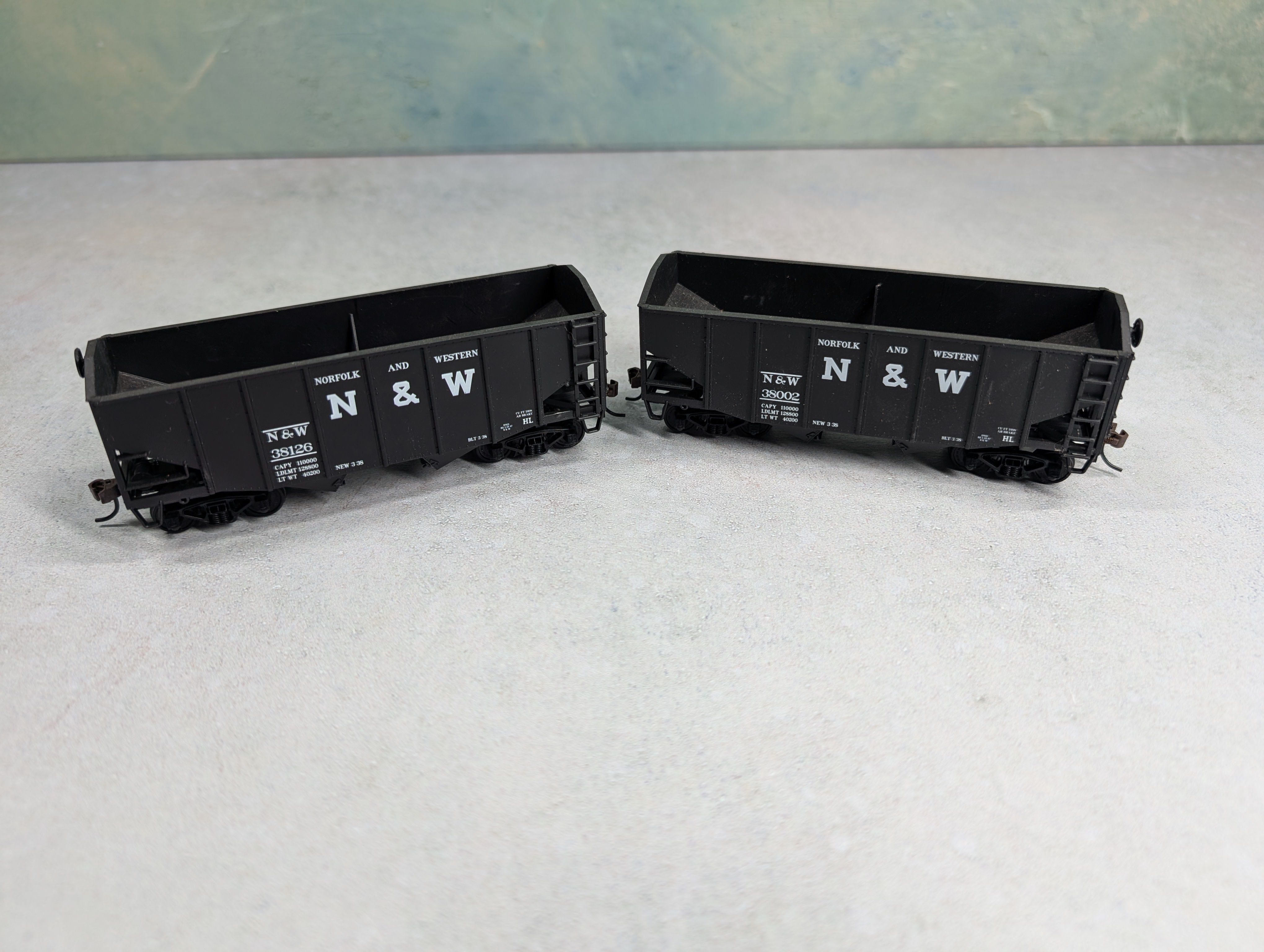 USED HO Scale 2 Bay Open Hoppers Norfolk & Western NW #38126, 38002 (2 pcs)