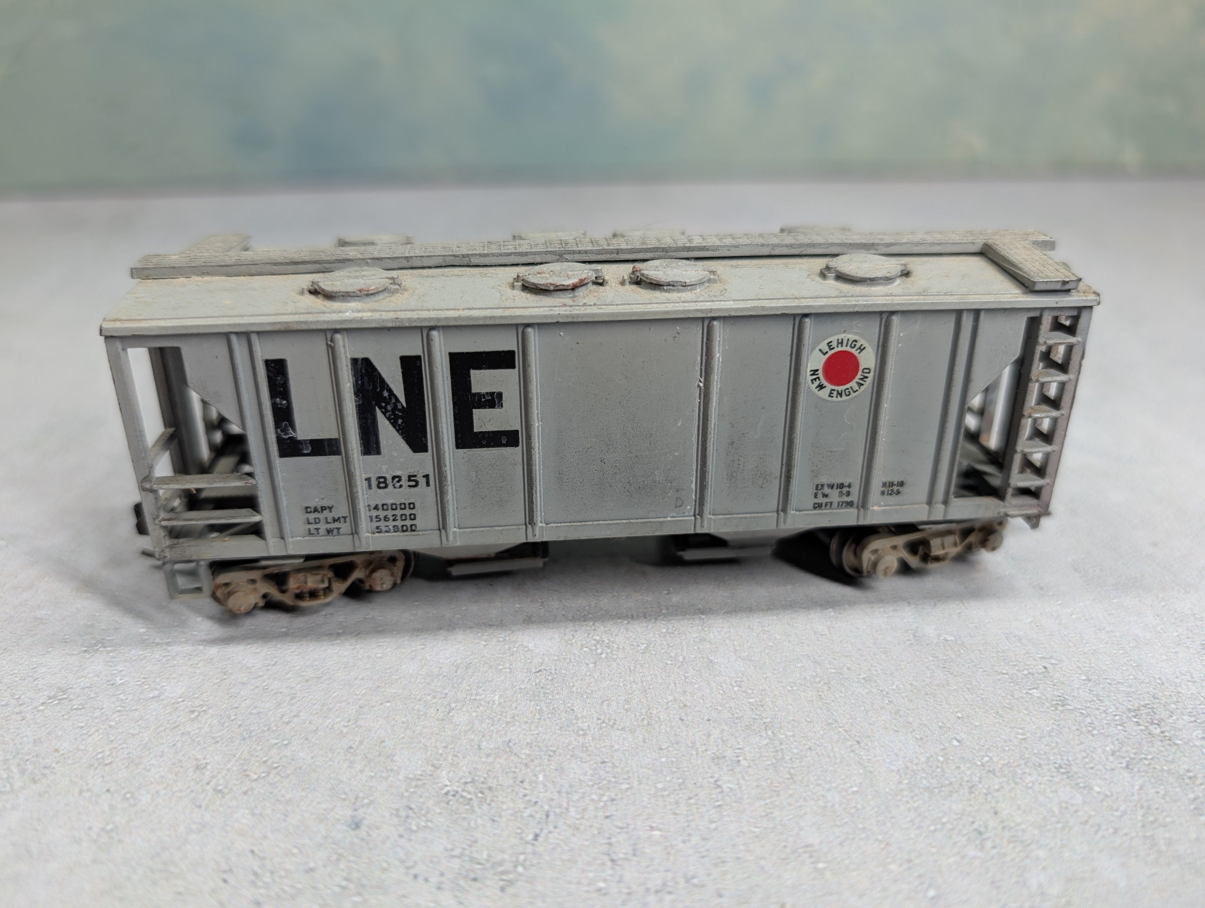 USED Roundhouse HO Scale 2 Bay Covered Hopper Lehigh New England LNE #18251 Decal