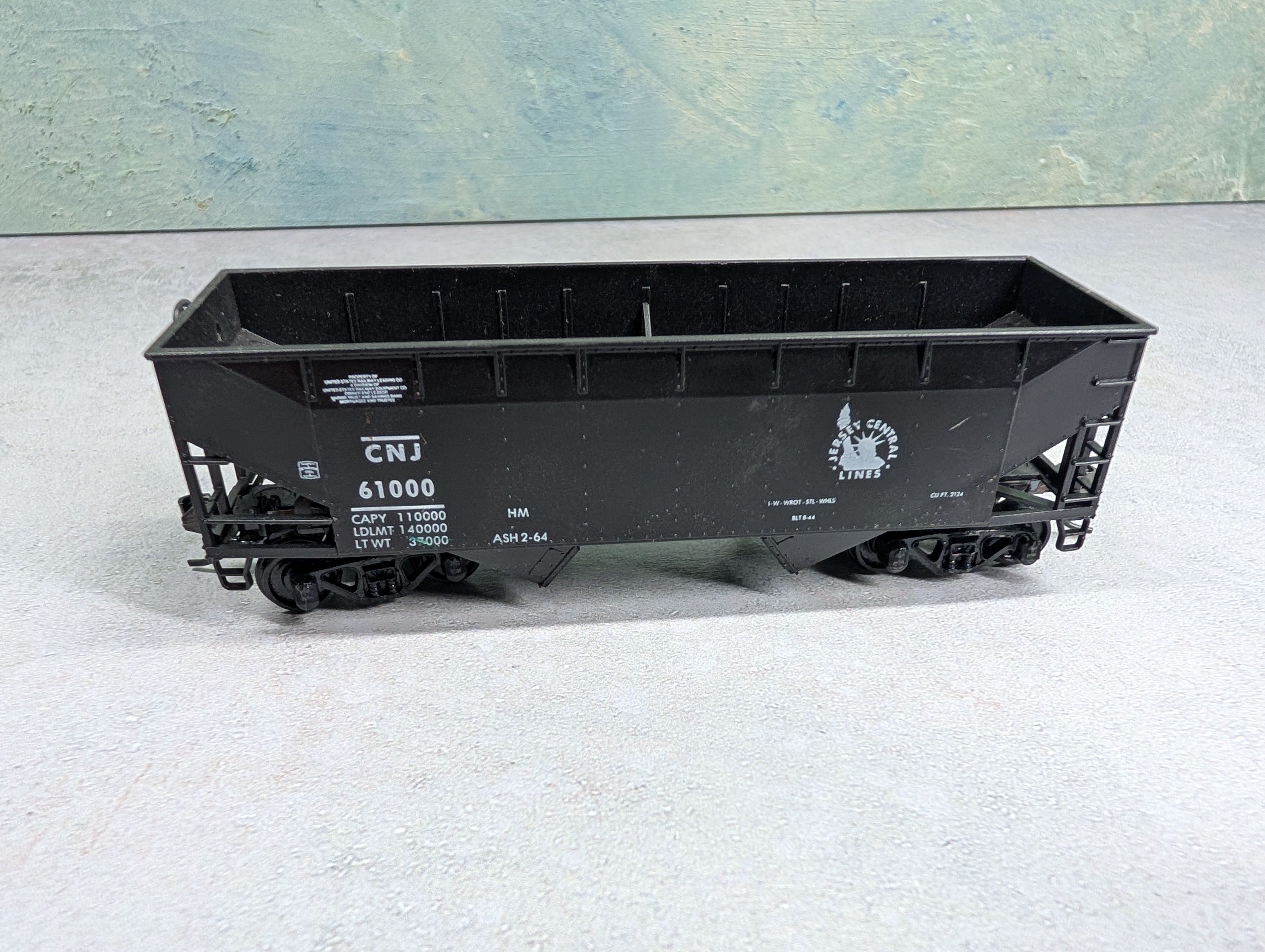USED Athearn HO Scale 2 Bay Open Hopper Jersey Central Lines CNJ #61000