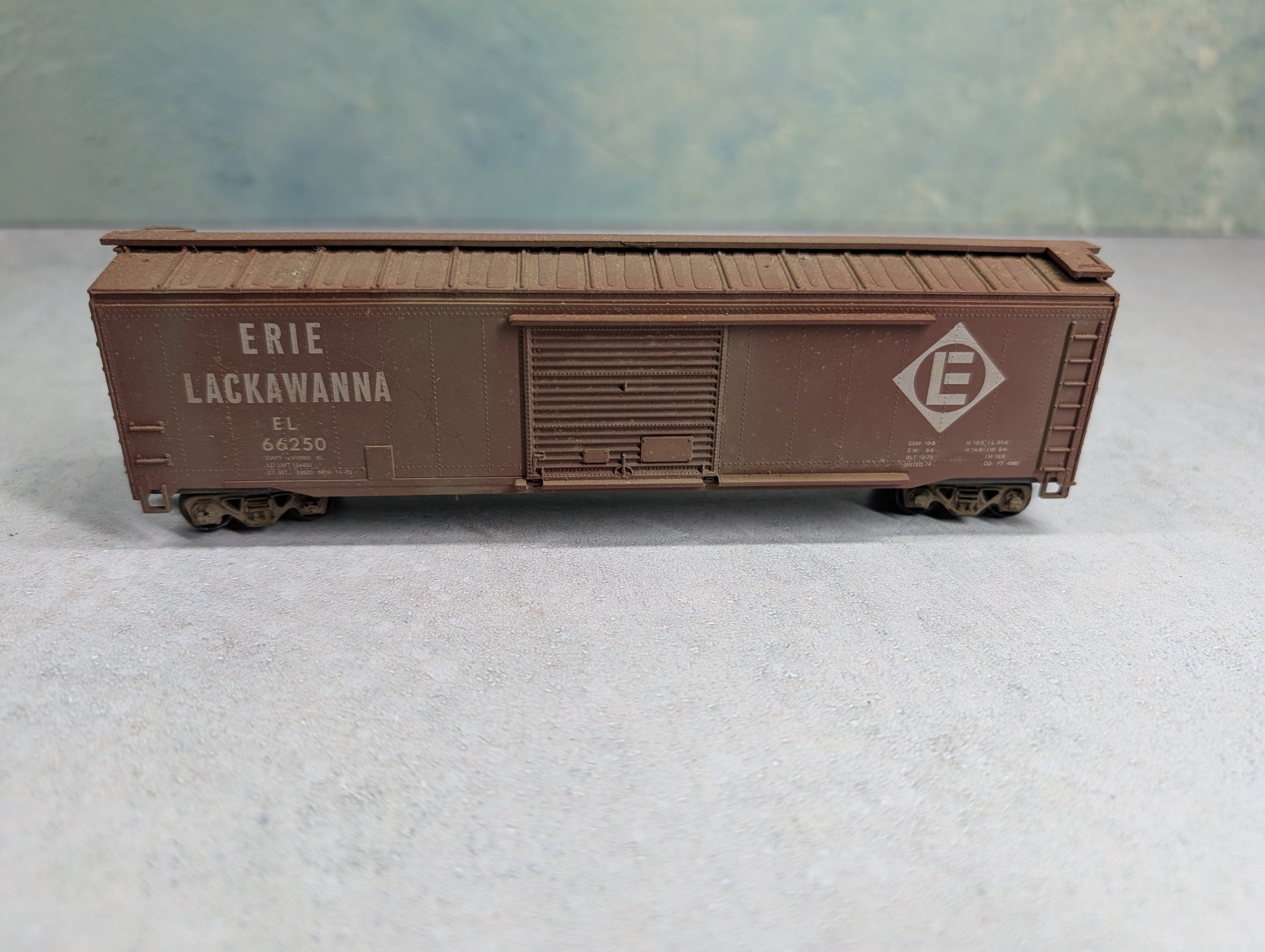 USED Roundhouse HO Scale 50' Box Car Erie Lackawanna EL #66250 Weathered