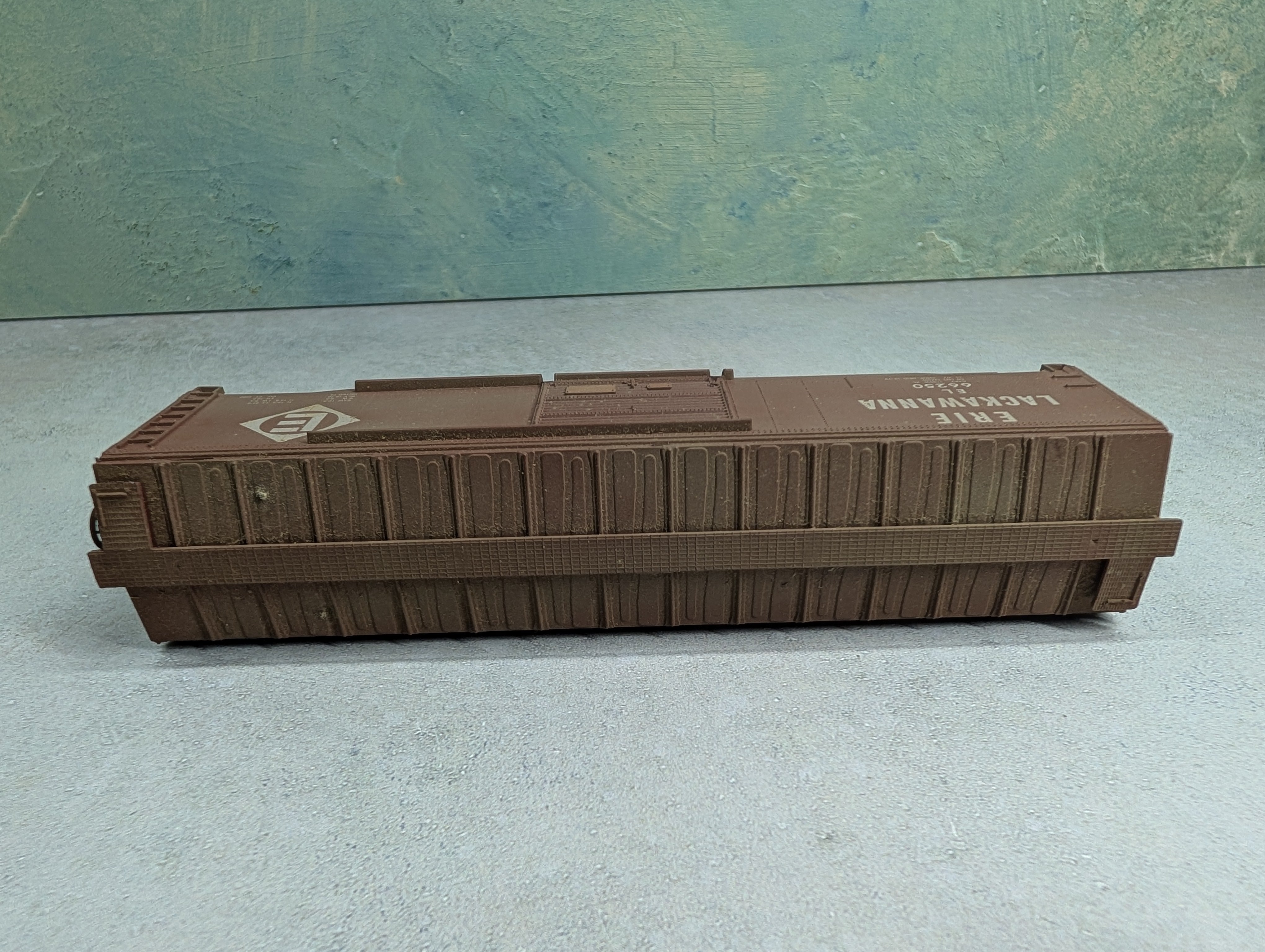 USED Roundhouse HO Scale 50' Box Car Erie Lackawanna EL #66250 Weathered