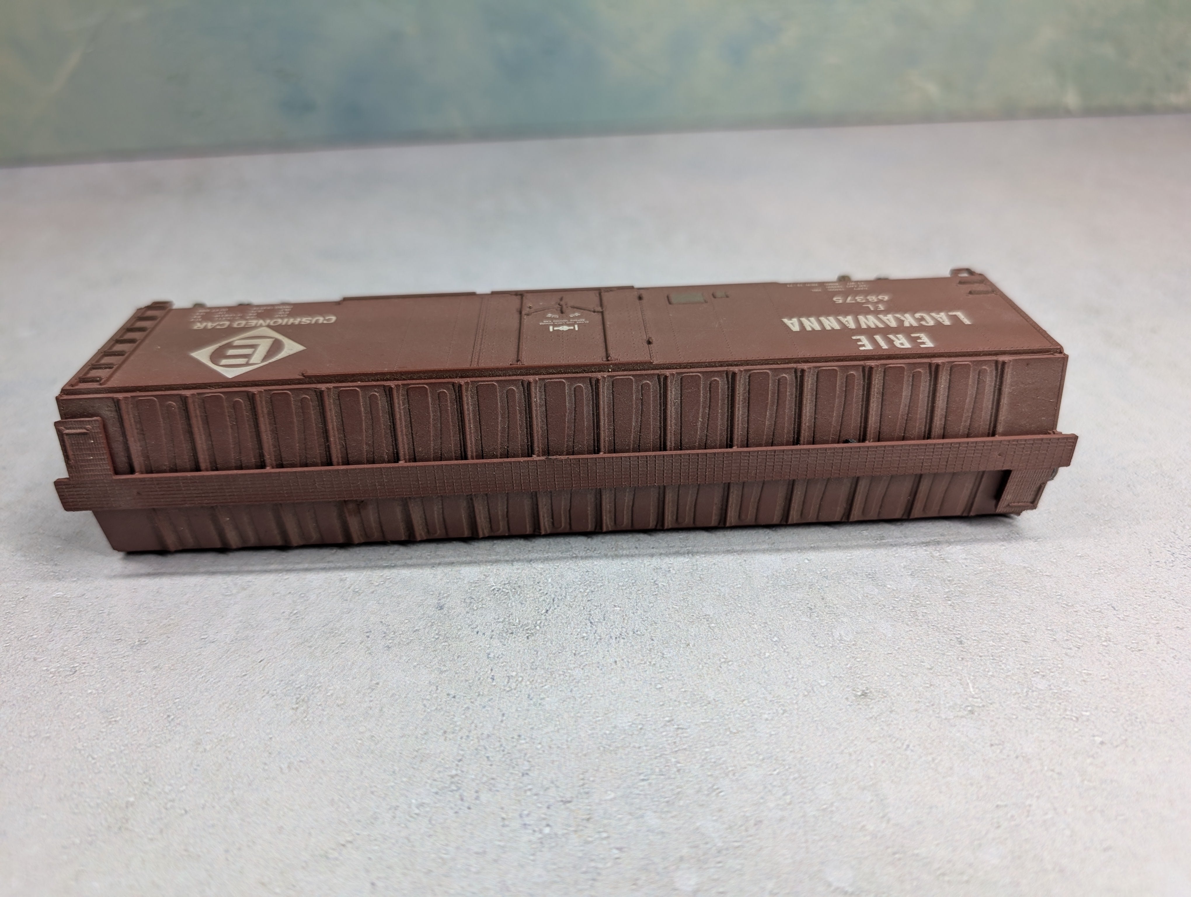 USED Roundhouse HO Scale 50' Box Car Erie Lackawanna EL #68375 Light Weathering