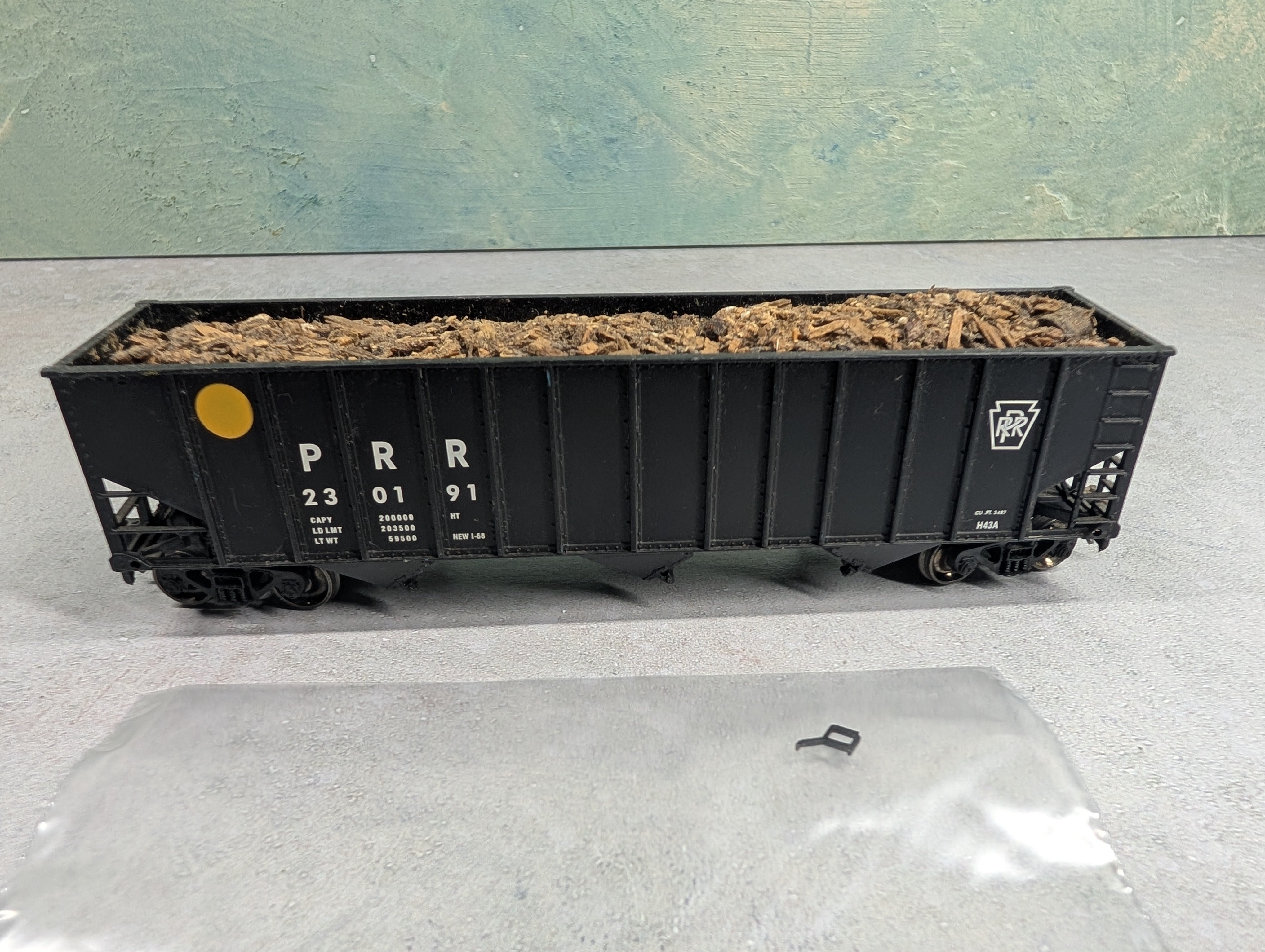 USED Bachmann HO Scale Open Hopper Pennsylvania PRR #230191 w/ Real Wood Chip Load