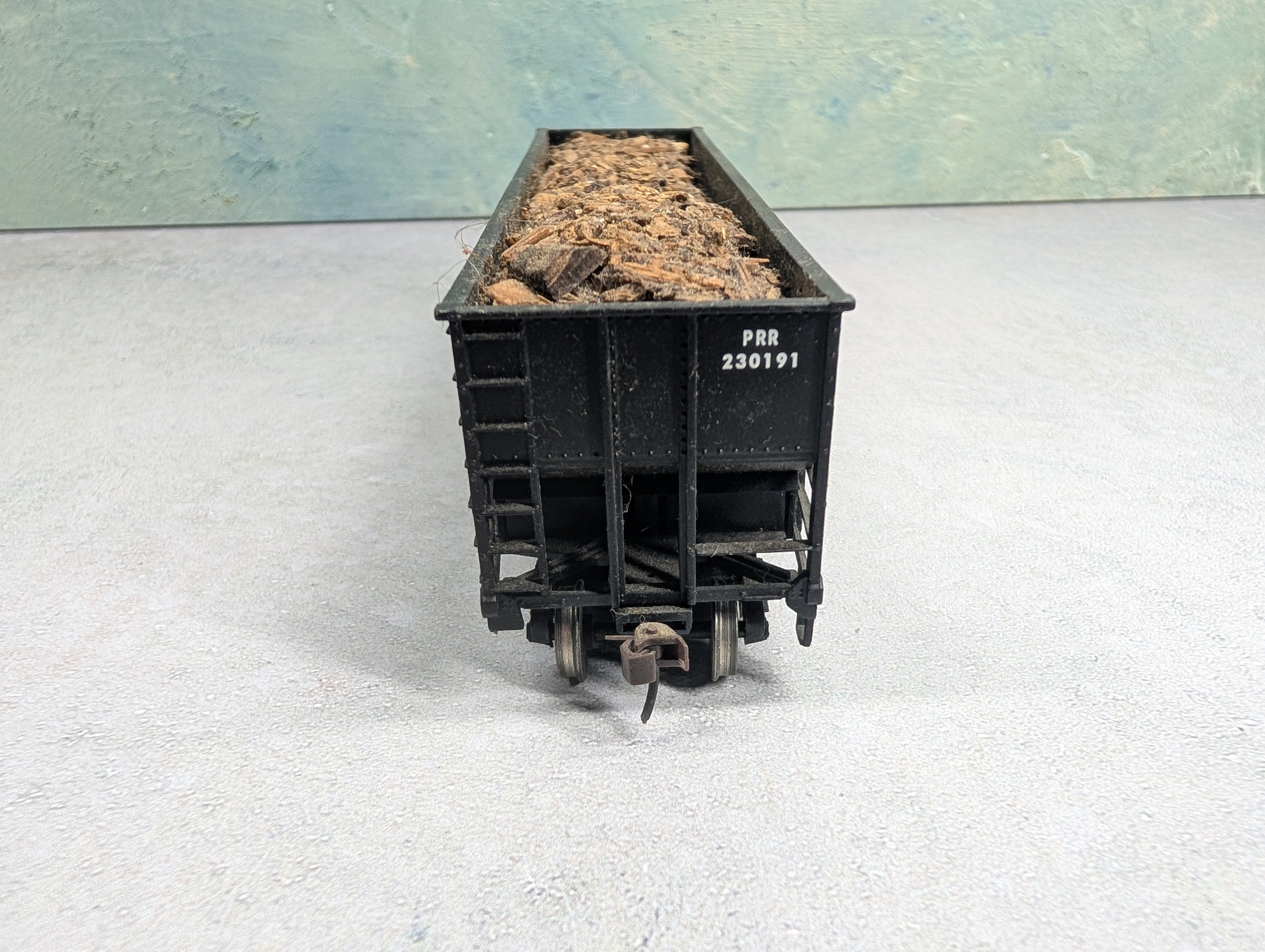 USED Bachmann HO Scale Open Hopper Pennsylvania PRR #230191 w/ Real Wood Chip Load