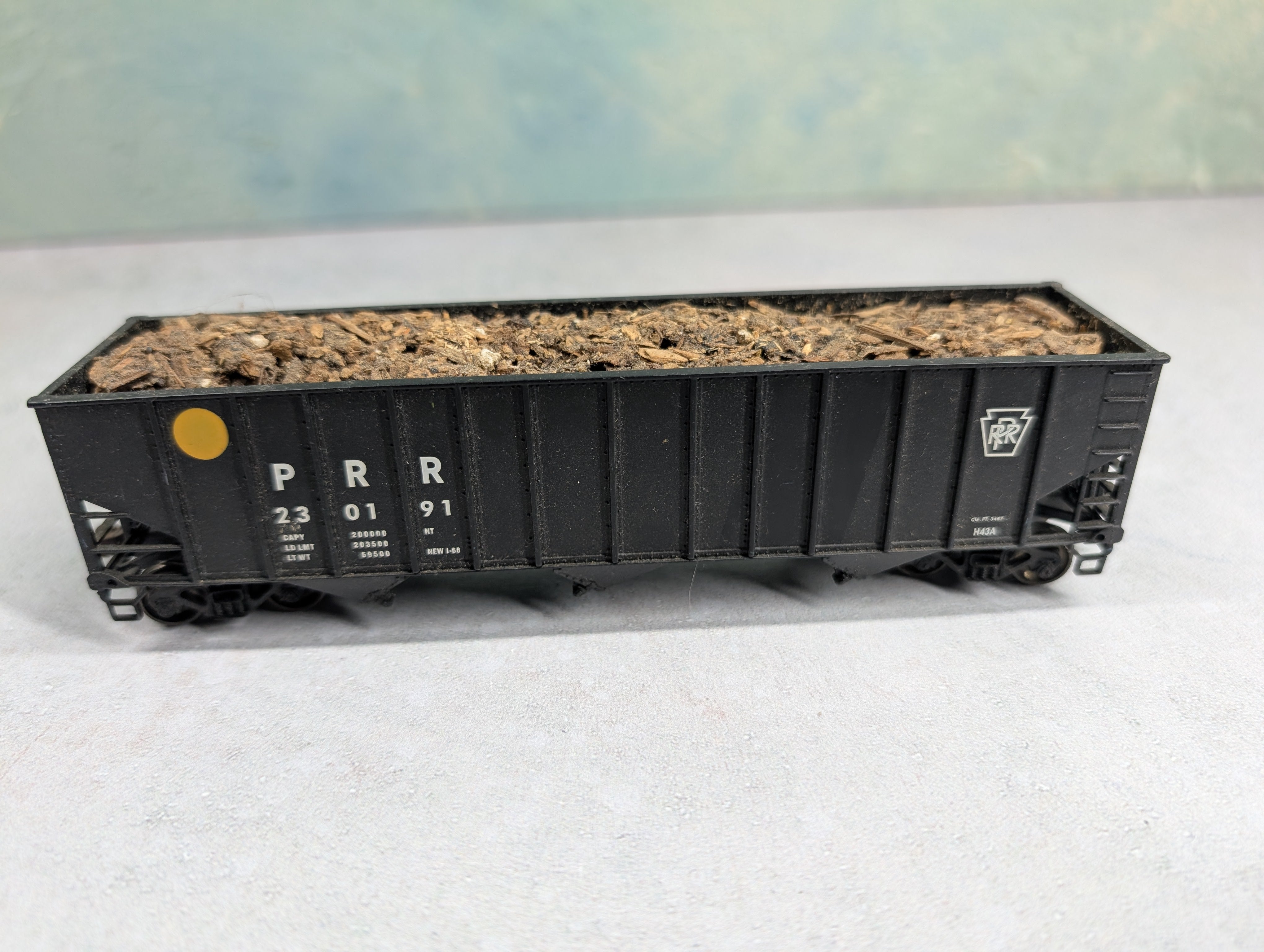 USED Bachmann HO Scale Open Hopper Pennsylvania PRR #230191 w/ Real Wood Chip Load