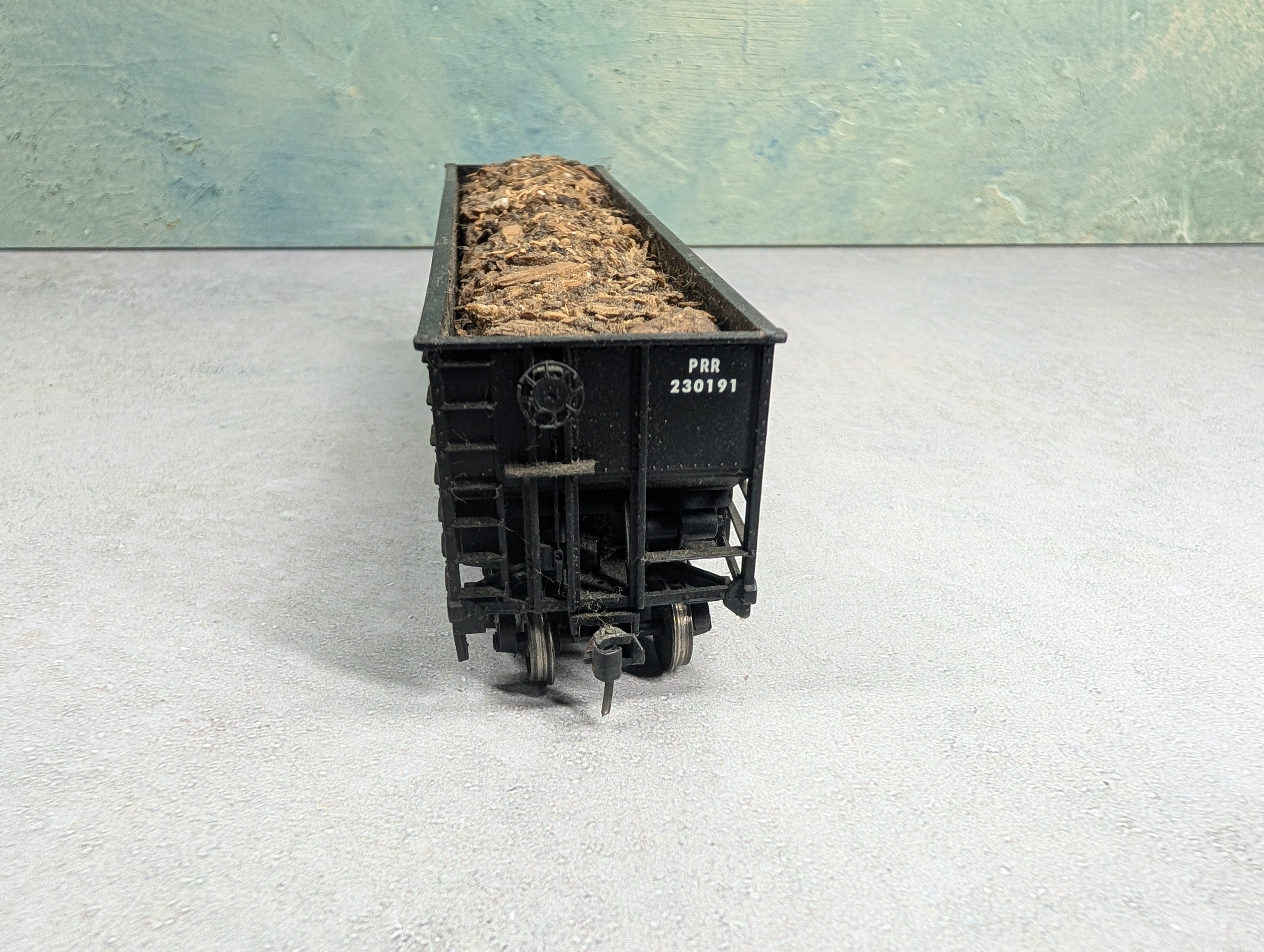 USED Bachmann HO Scale Open Hopper Pennsylvania PRR #230191 w/ Real Wood Chip Load