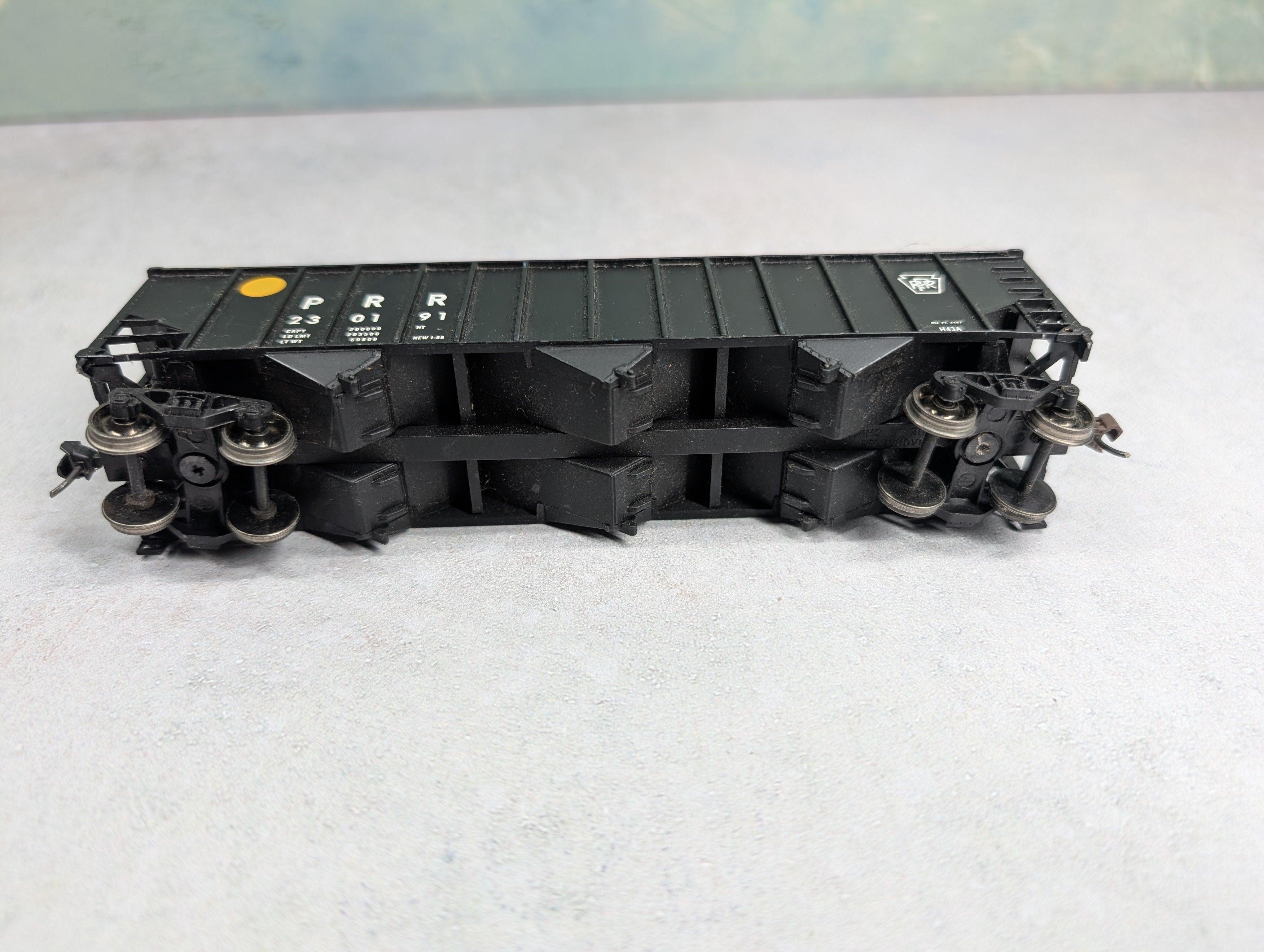 USED Bachmann HO Scale Open Hopper Pennsylvania PRR #230191 w/ Real Wood Chip Load