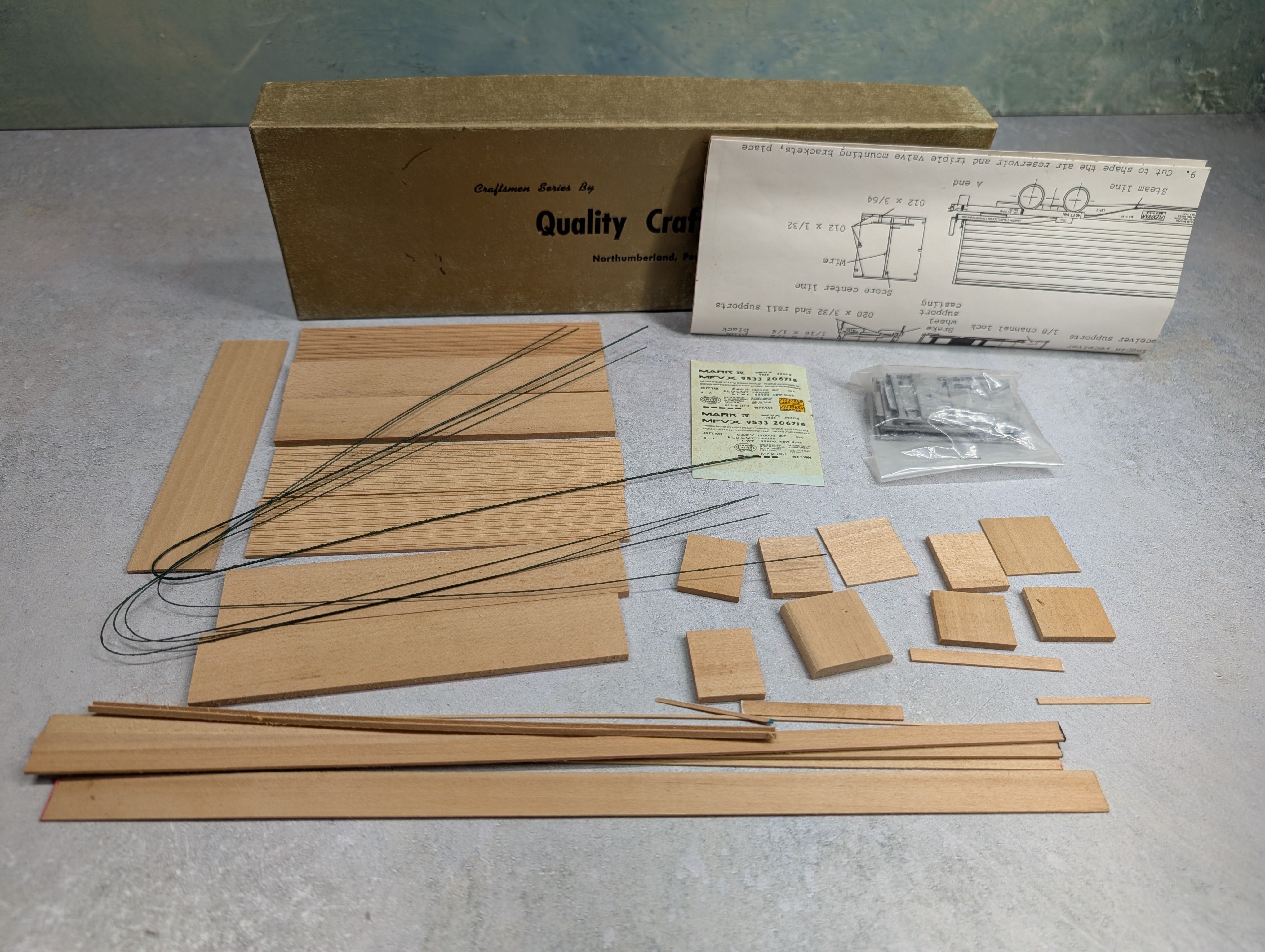 USED Quality Craft HO Scale 87' Flexi Van w/ 40' Containers KIT