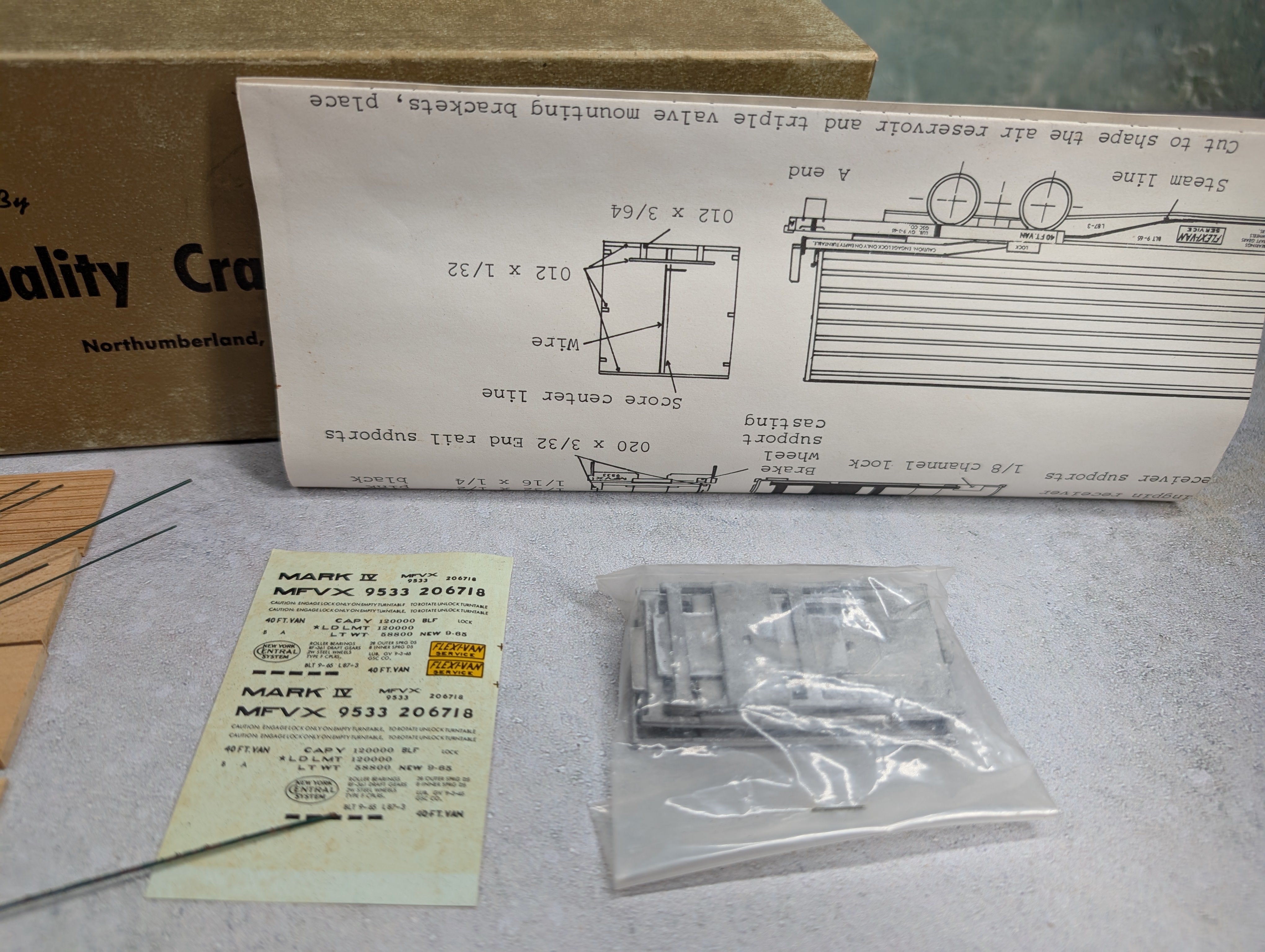 USED Quality Craft HO Scale 87' Flexi Van w/ 40' Containers KIT