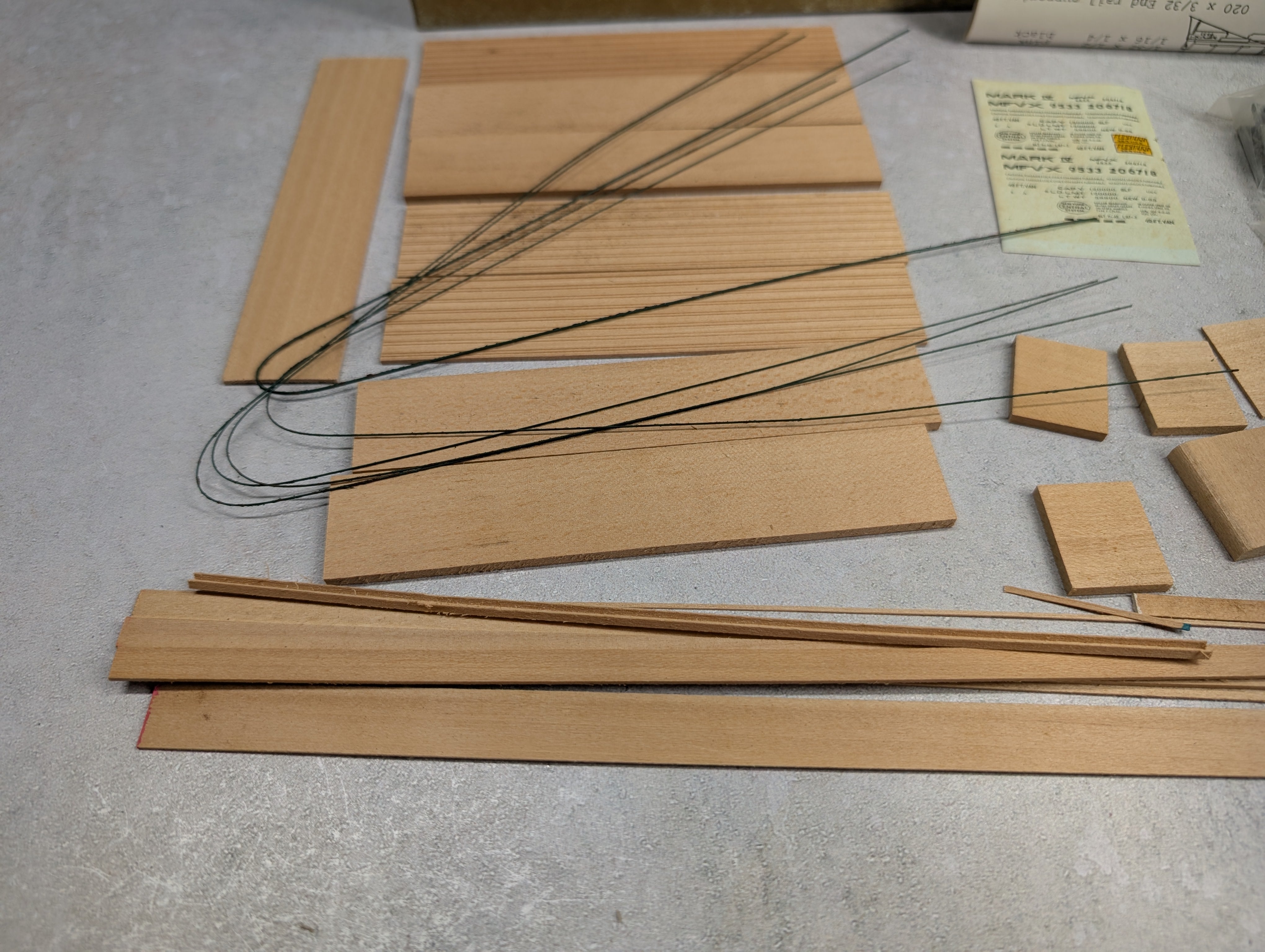 USED Quality Craft HO Scale 87' Flexi Van w/ 40' Containers KIT