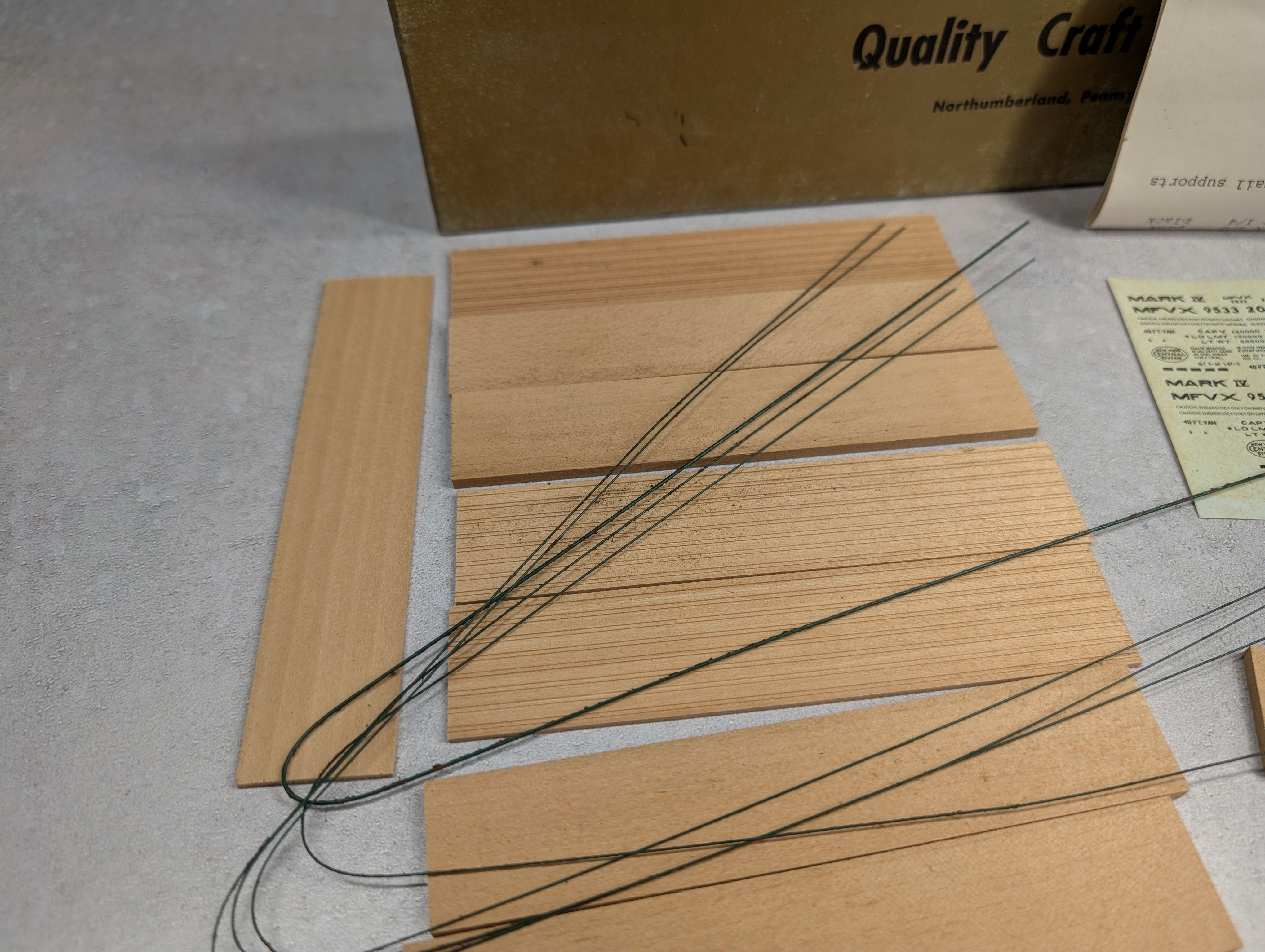 USED Quality Craft HO Scale 87' Flexi Van w/ 40' Containers KIT