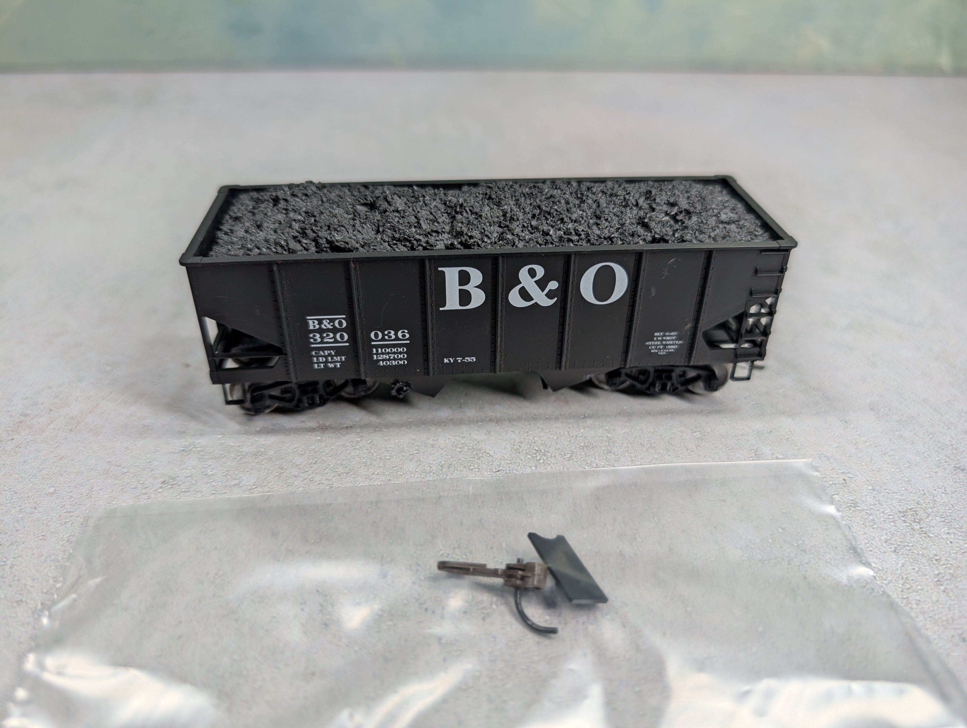 USED Accurail HO Scale 2 Bay Hopper w/ Coal Load Baltimore and Ohio B&O #320036