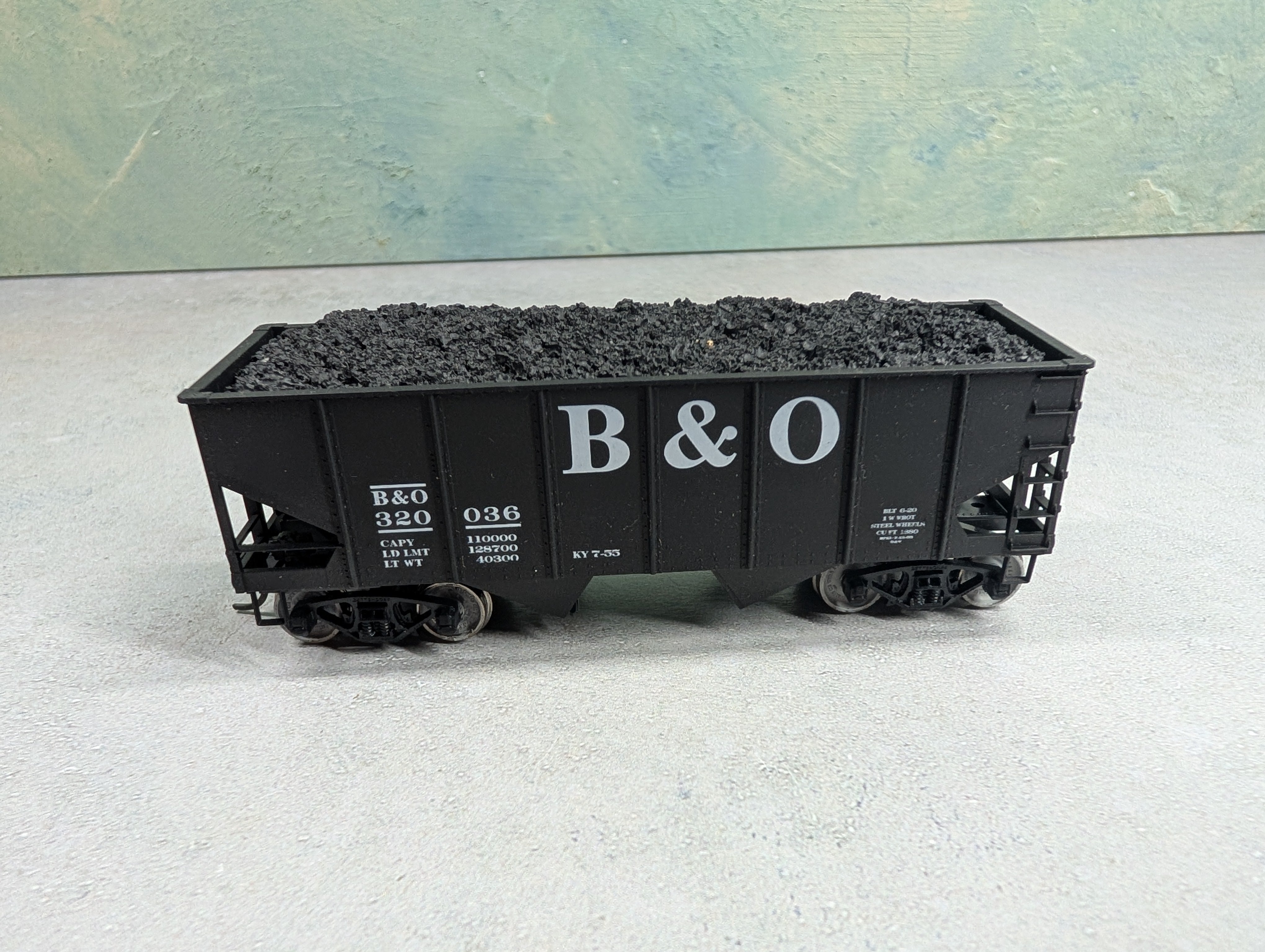 USED Accurail HO Scale 2 Bay Hopper w/ Coal Load Baltimore and Ohio B&O #320036
