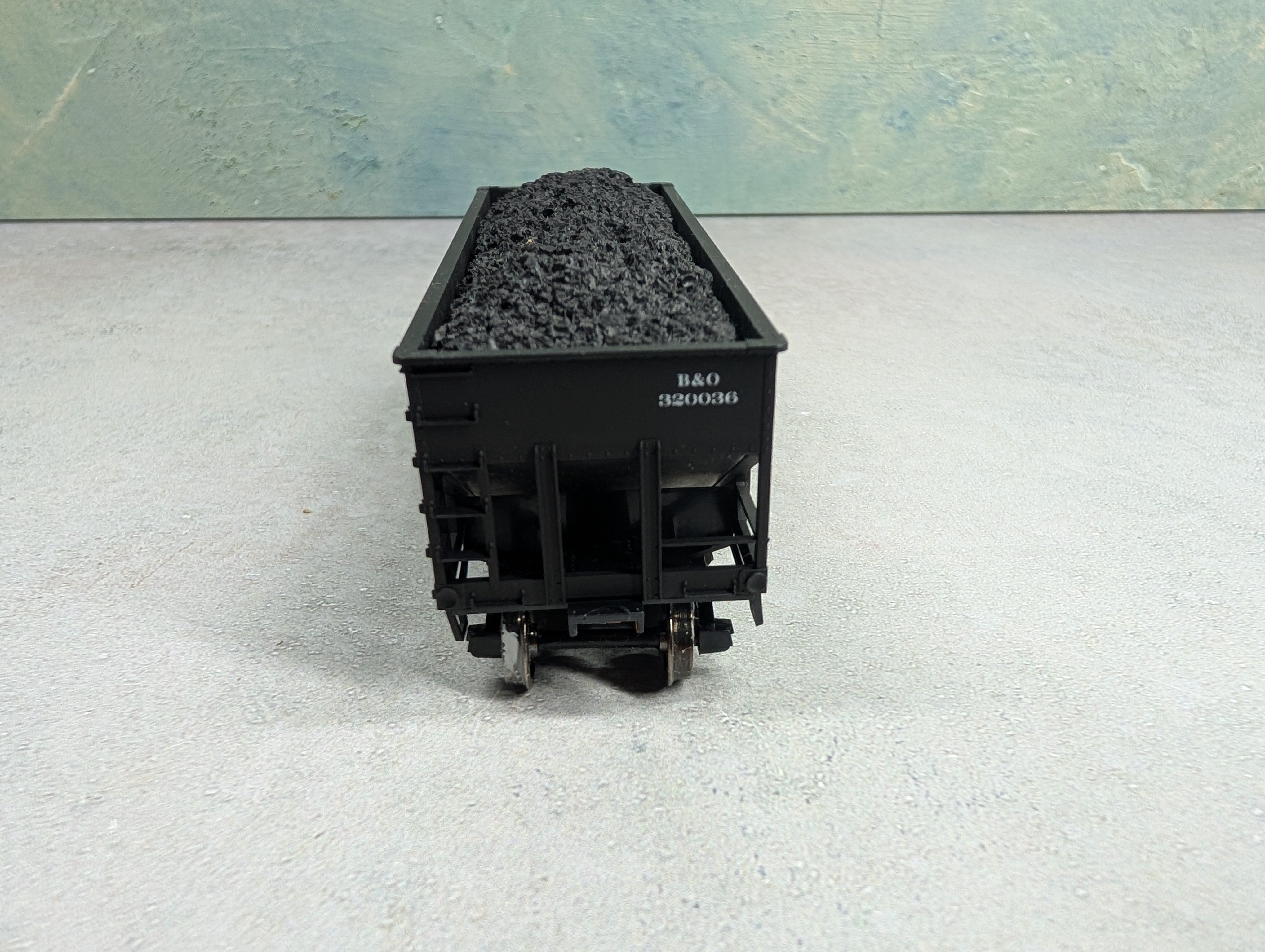 USED Accurail HO Scale 2 Bay Hopper w/ Coal Load Baltimore and Ohio B&O #320036