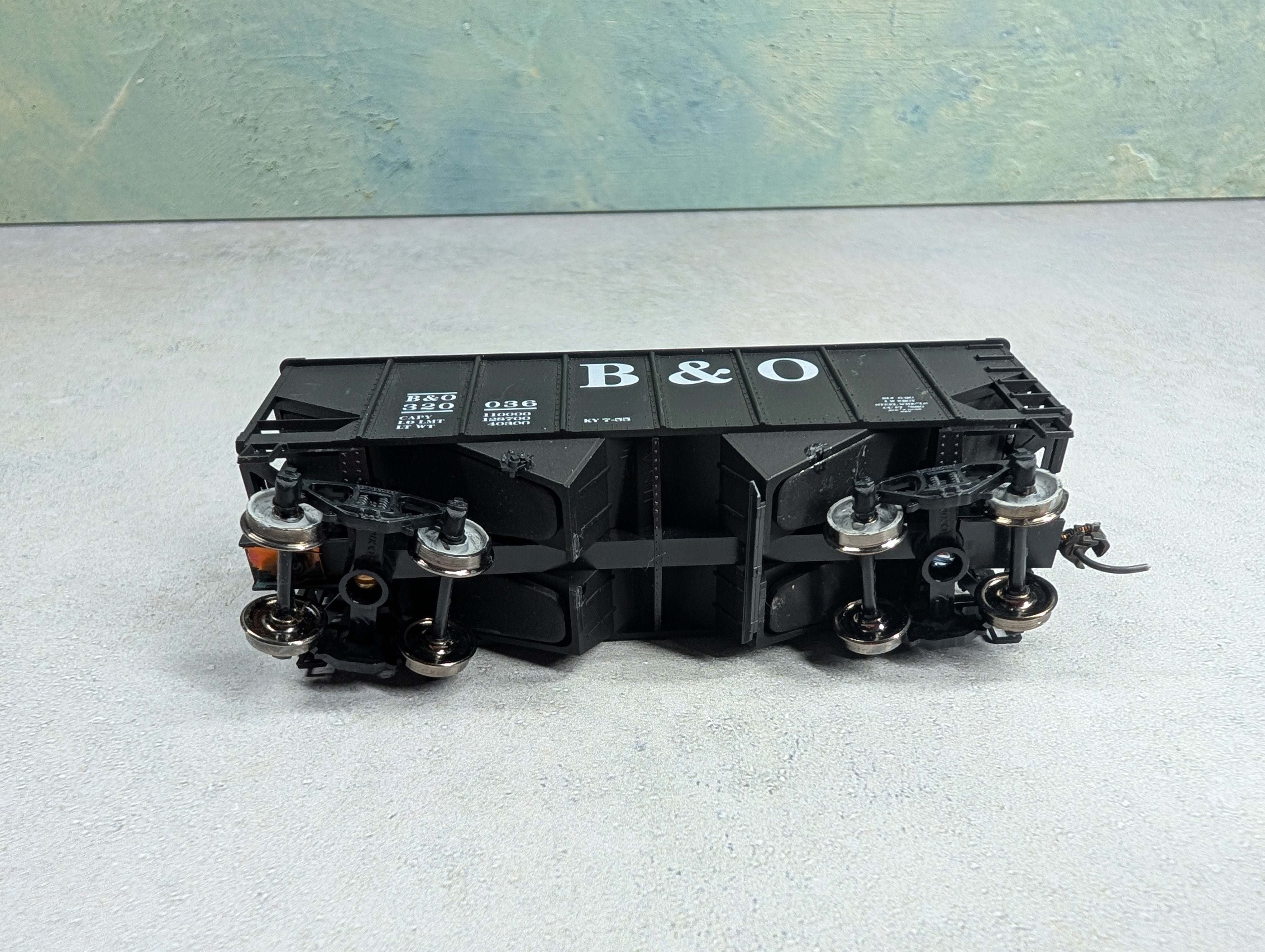 USED Accurail HO Scale 2 Bay Hopper w/ Coal Load Baltimore and Ohio B&O #320036