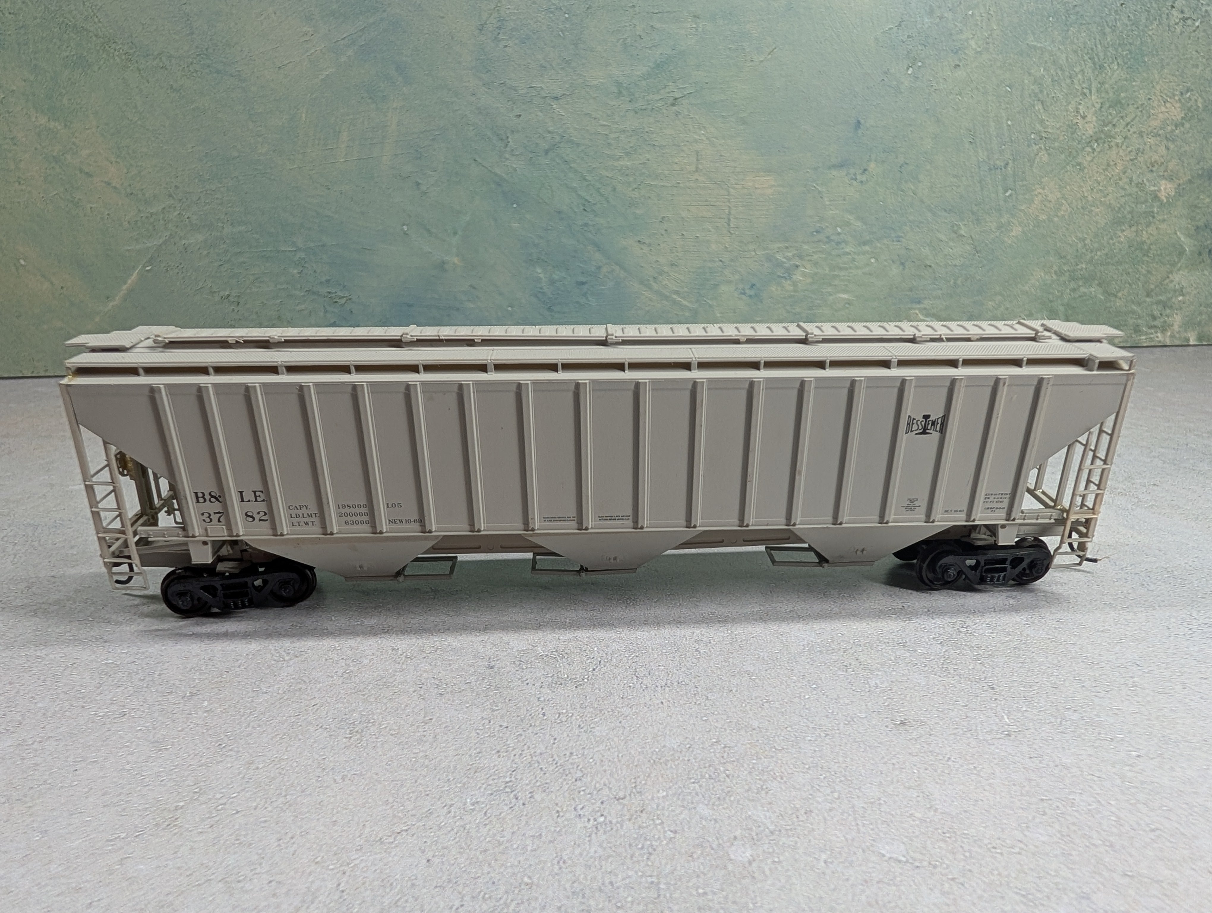 USED Accurail HO Scale Pullman Standard Covered Hopper Bessemer and Lake Erie B&LE #3782
