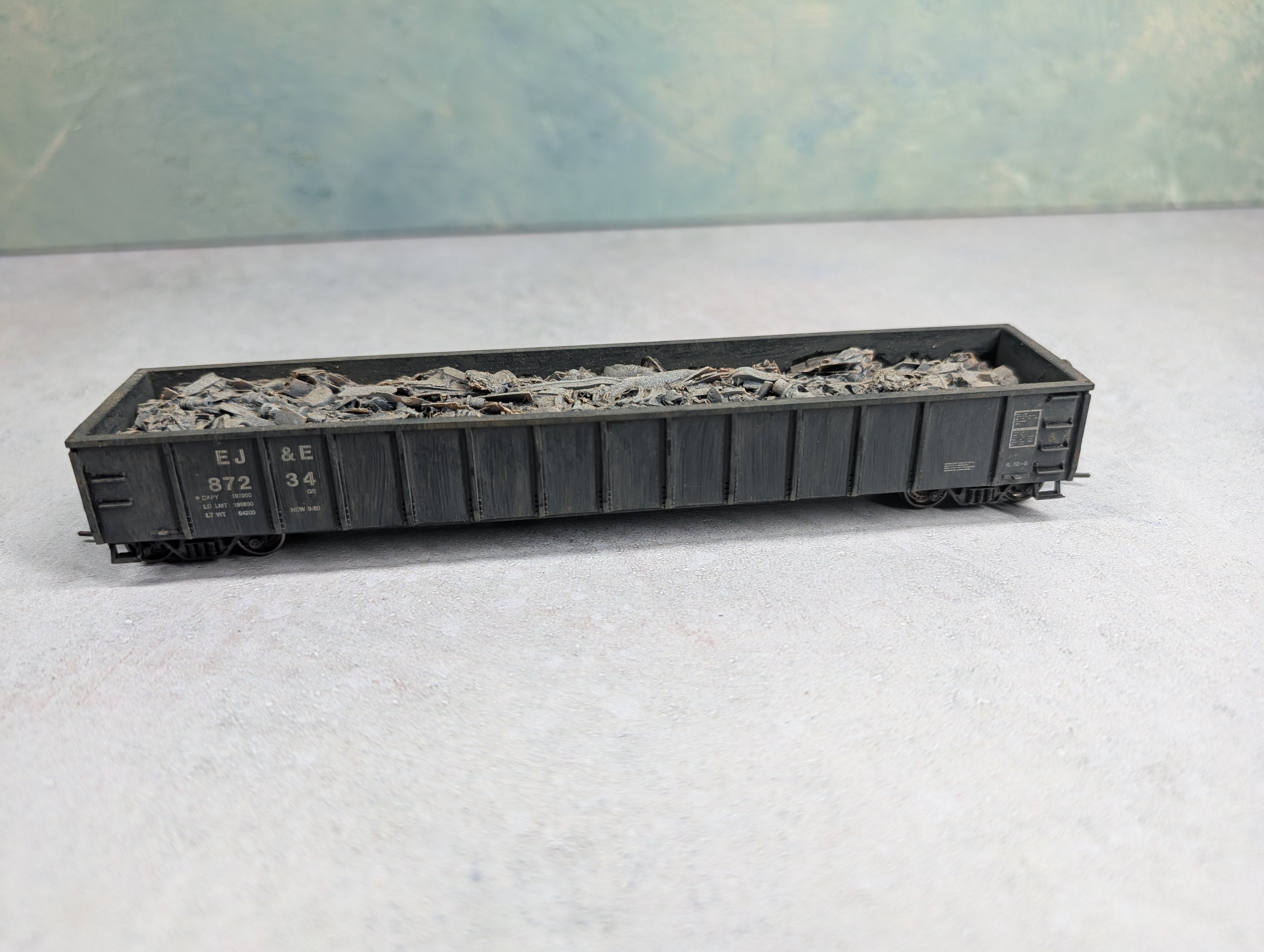 USED Roundhouse HO Scale 52'6" Gondola Elgin Joliet & Eastern EJ&E #87234 Weathered w/ Scrap Load