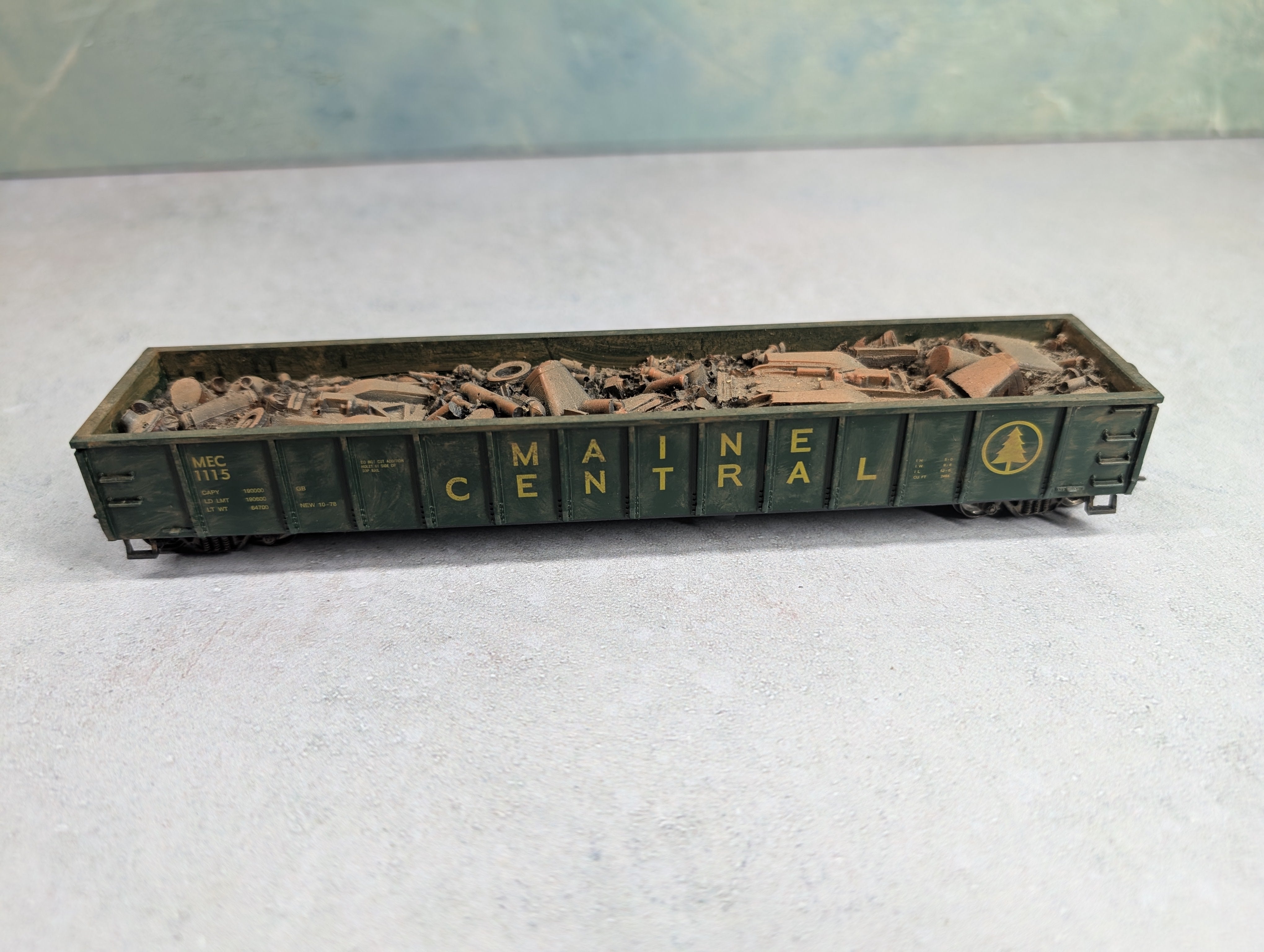 USED Roundhouse HO Scale 52'6" Gondola Maine Central MEC #1115 Weathered w/ Scrap Load