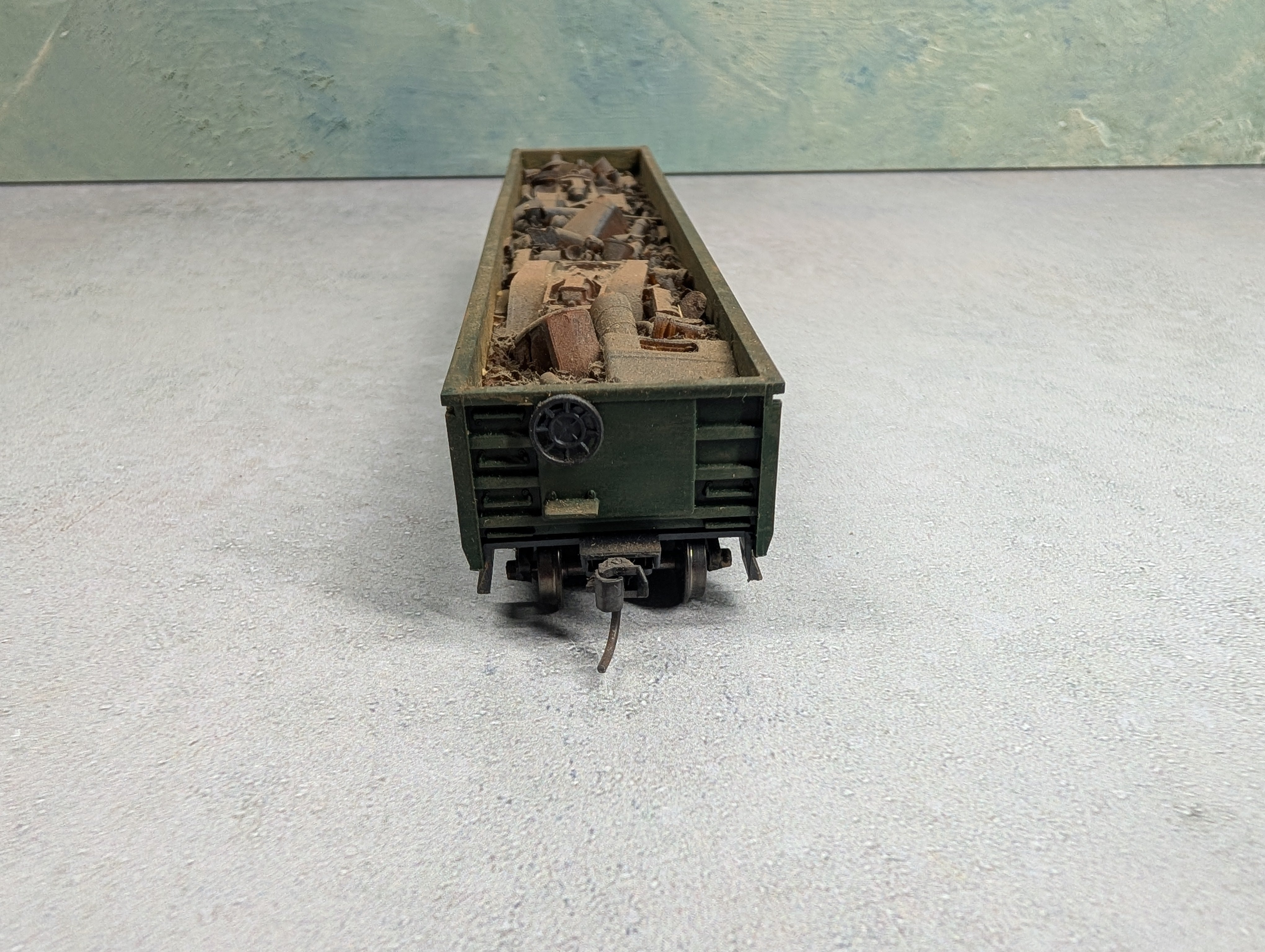 USED Roundhouse HO Scale 52'6" Gondola Maine Central MEC #1115 Weathered w/ Scrap Load