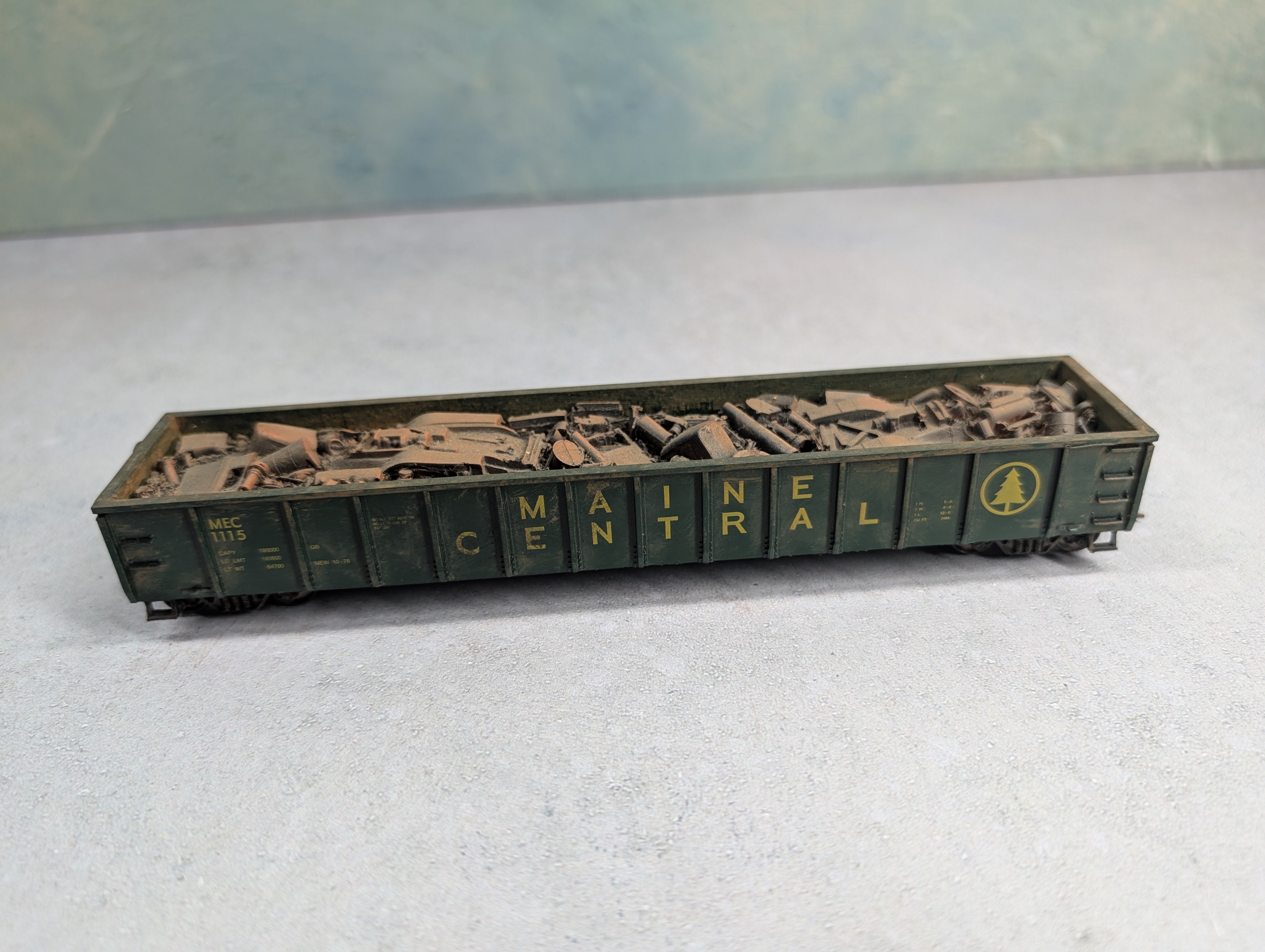 USED Roundhouse HO Scale 52'6" Gondola Maine Central MEC #1115 Weathered w/ Scrap Load