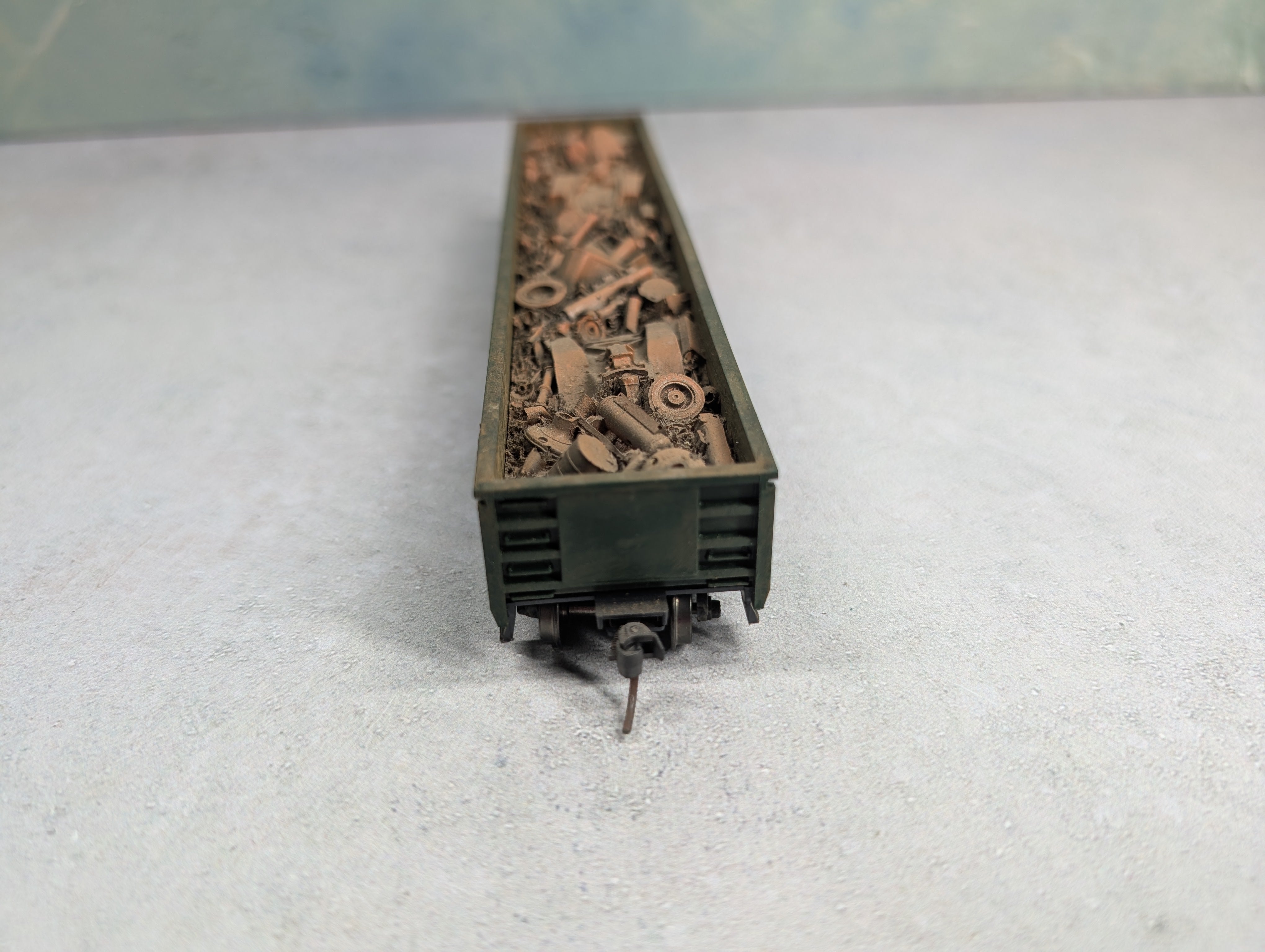 USED Roundhouse HO Scale 52'6" Gondola Maine Central MEC #1115 Weathered w/ Scrap Load