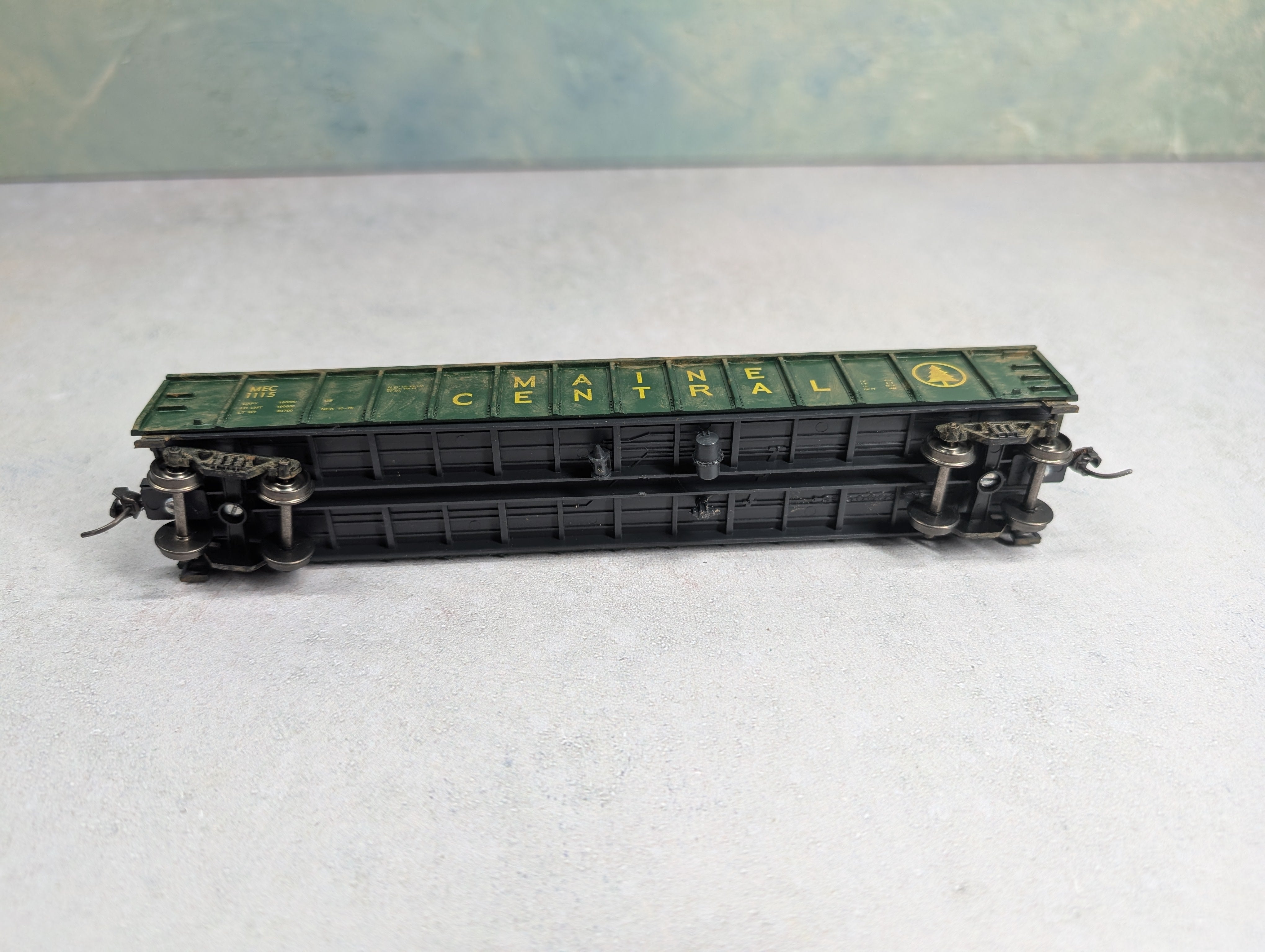 USED Roundhouse HO Scale 52'6" Gondola Maine Central MEC #1115 Weathered w/ Scrap Load