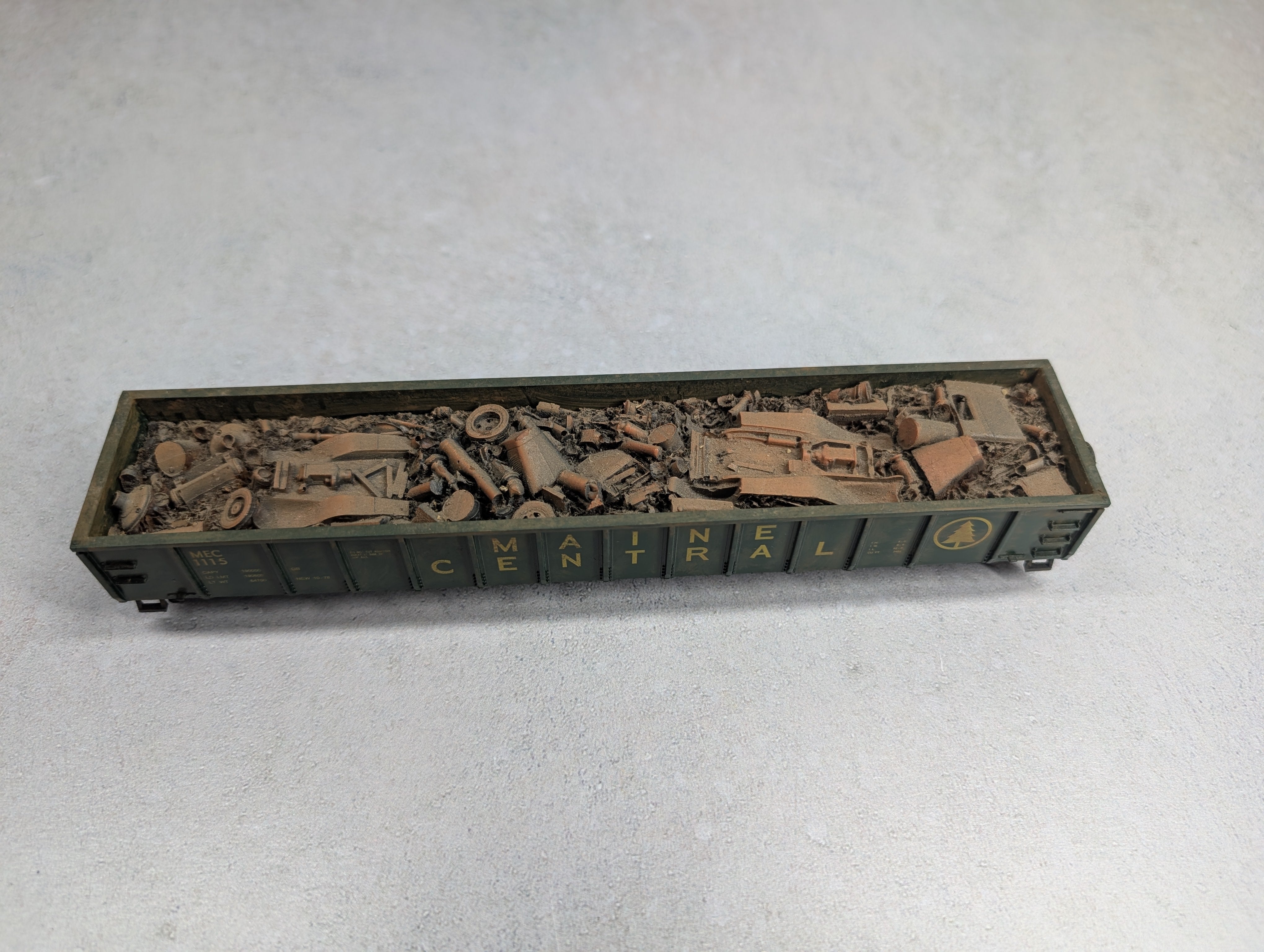 USED Roundhouse HO Scale 52'6" Gondola Maine Central MEC #1115 Weathered w/ Scrap Load