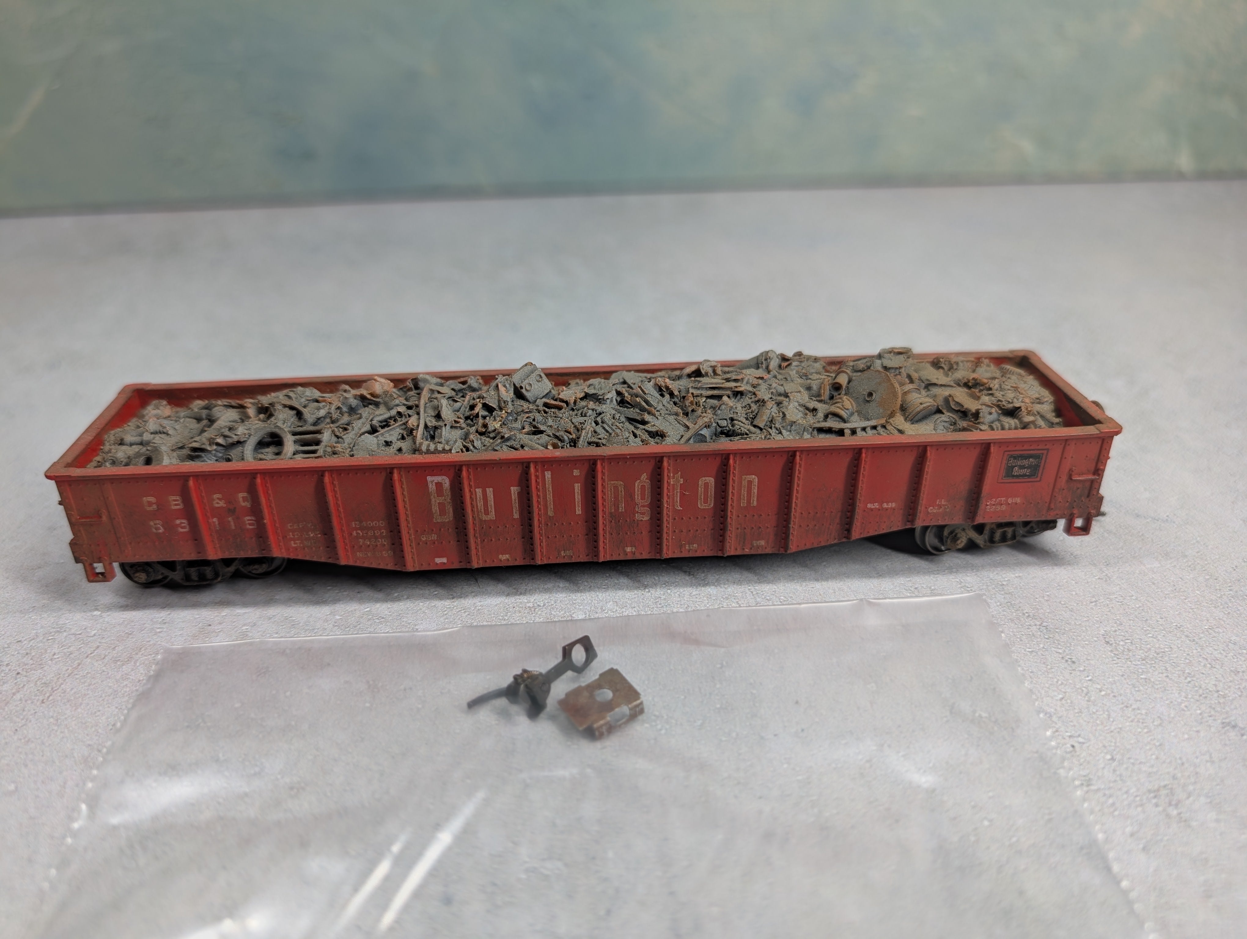 USED Athearn HO Scale 50' Gondola Burlington CB&Q #83116 Weathered w/ Scrap Load
