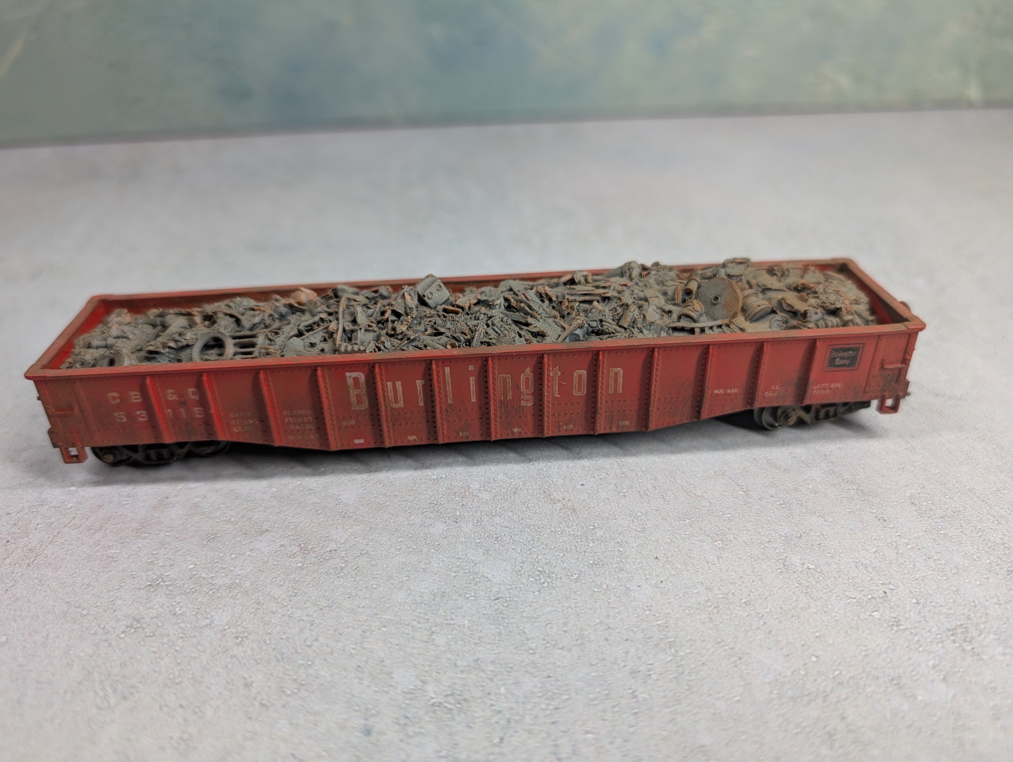 USED Athearn HO Scale 50' Gondola Burlington CB&Q #83116 Weathered w/ Scrap Load
