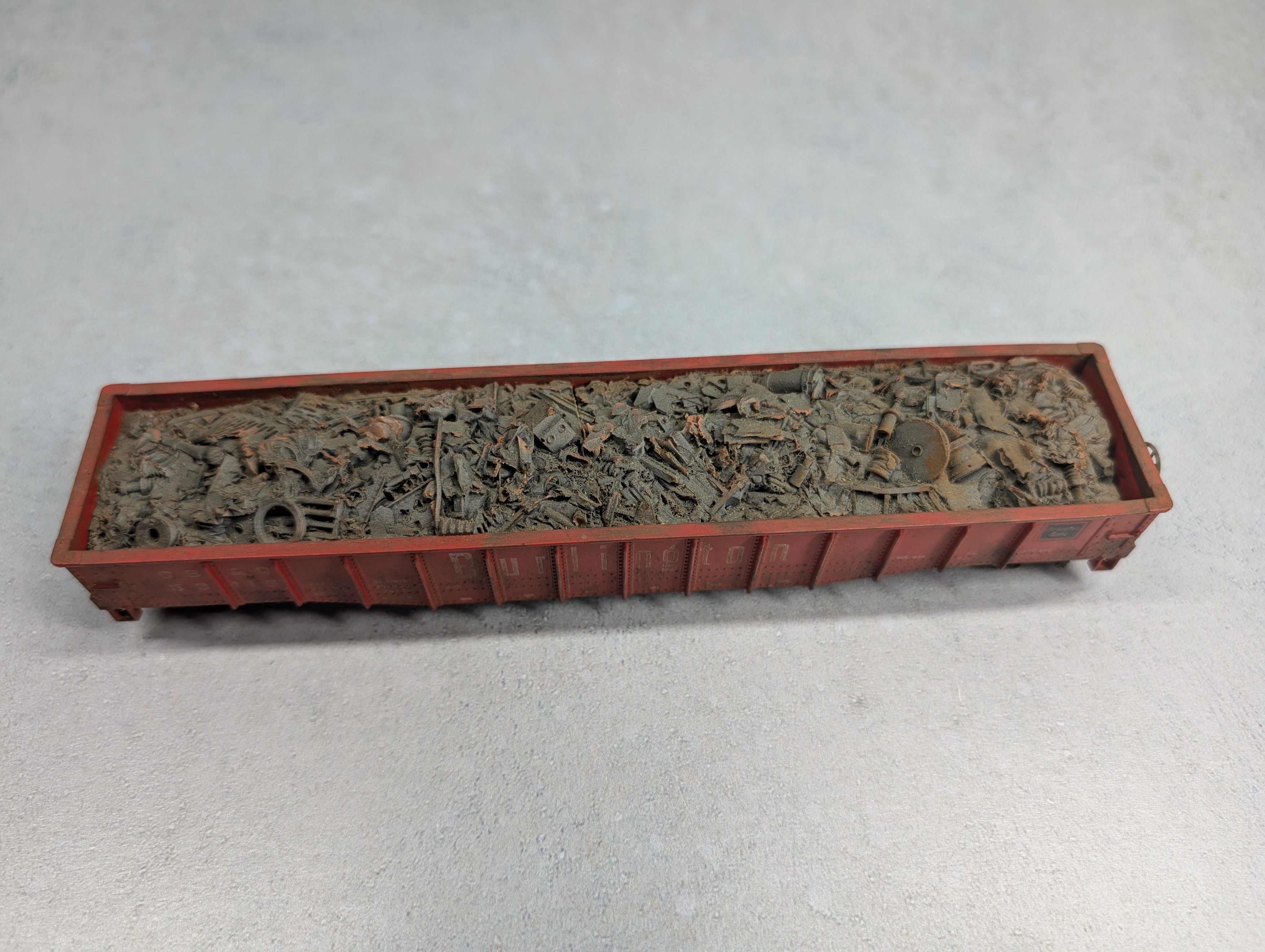 USED Athearn HO Scale 50' Gondola Burlington CB&Q #83116 Weathered w/ Scrap Load