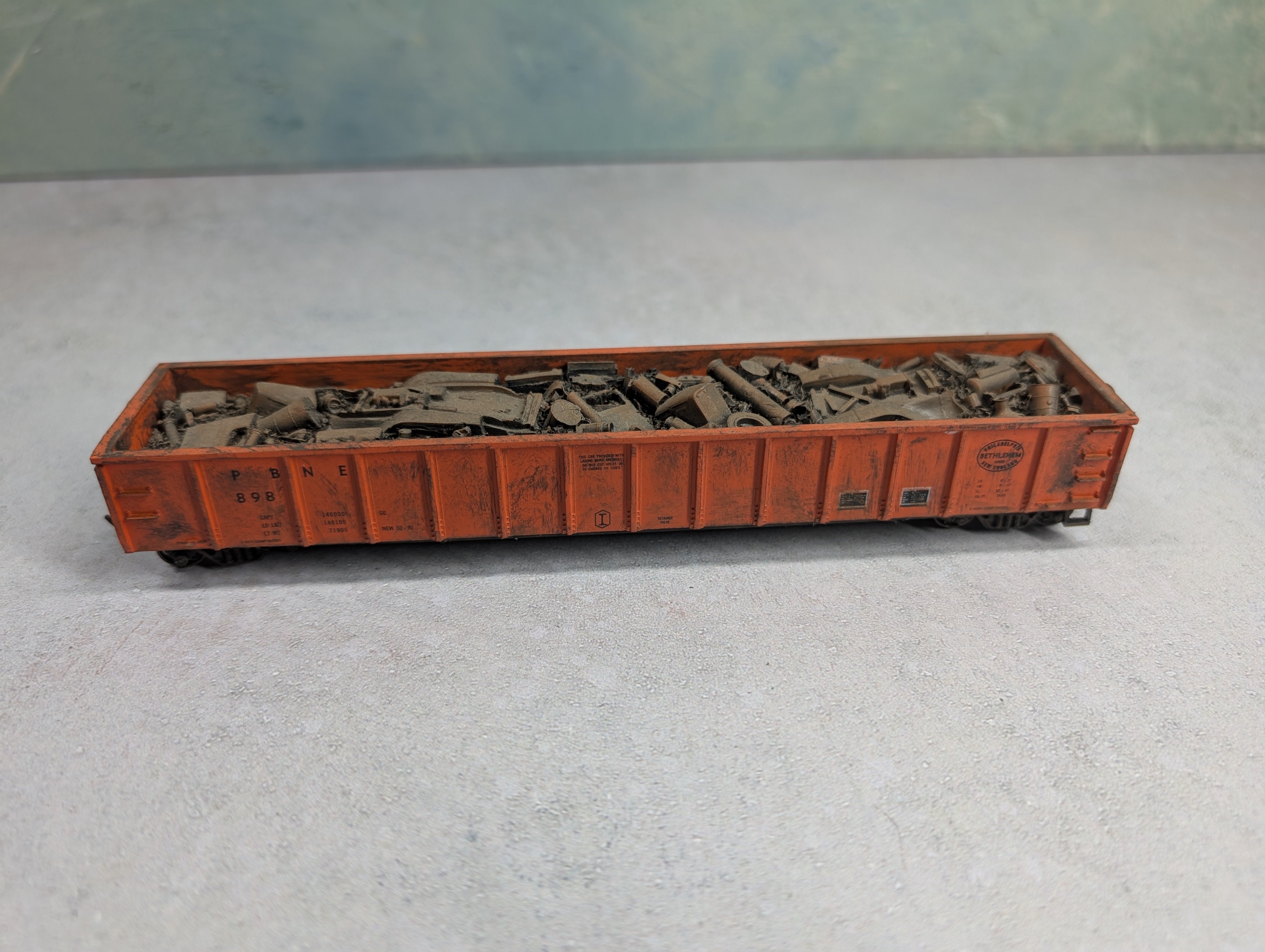 USED Roundhouse HO Scale 52'6" Gondola Philadelphia Bethlehem & New England PBNE #898 Weathered w/ Scrap Load